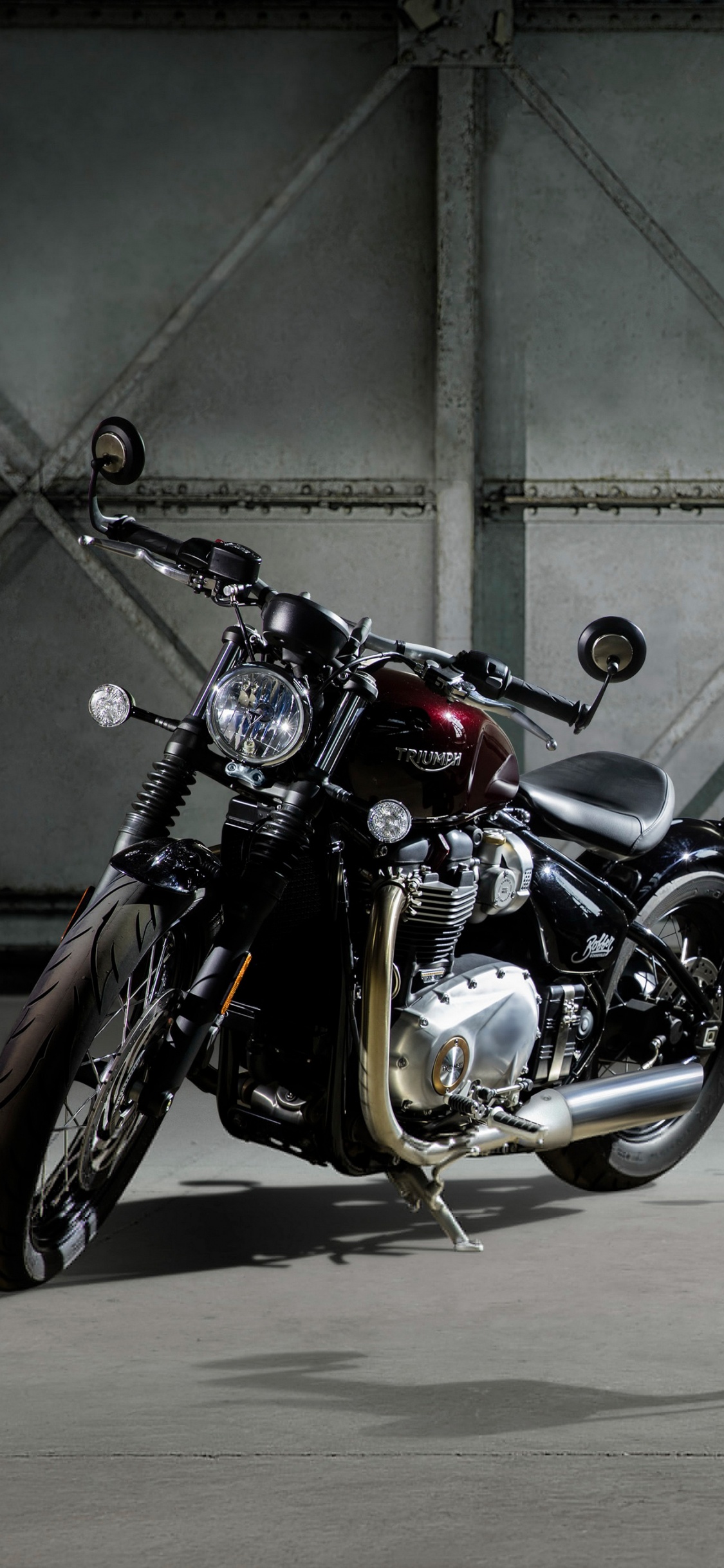 Обои triumph bonneville bobber, Мотоциклы Triumph, мотоцикл, поплавок, крейсер в разрешении 1125x2436