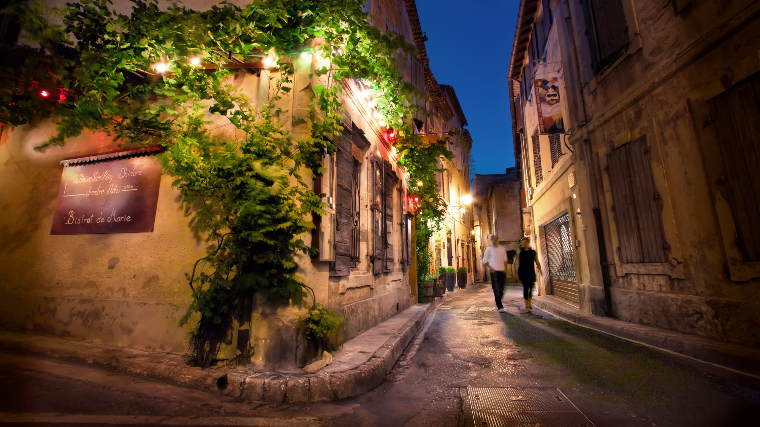 Обои улица, ночь, освещение, городок, дорога в разрешении 2560x1440