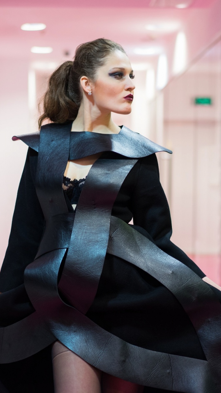 Обои манекенщица, модель, костюм, красота, верхняя одежда в разрешении 720x1280