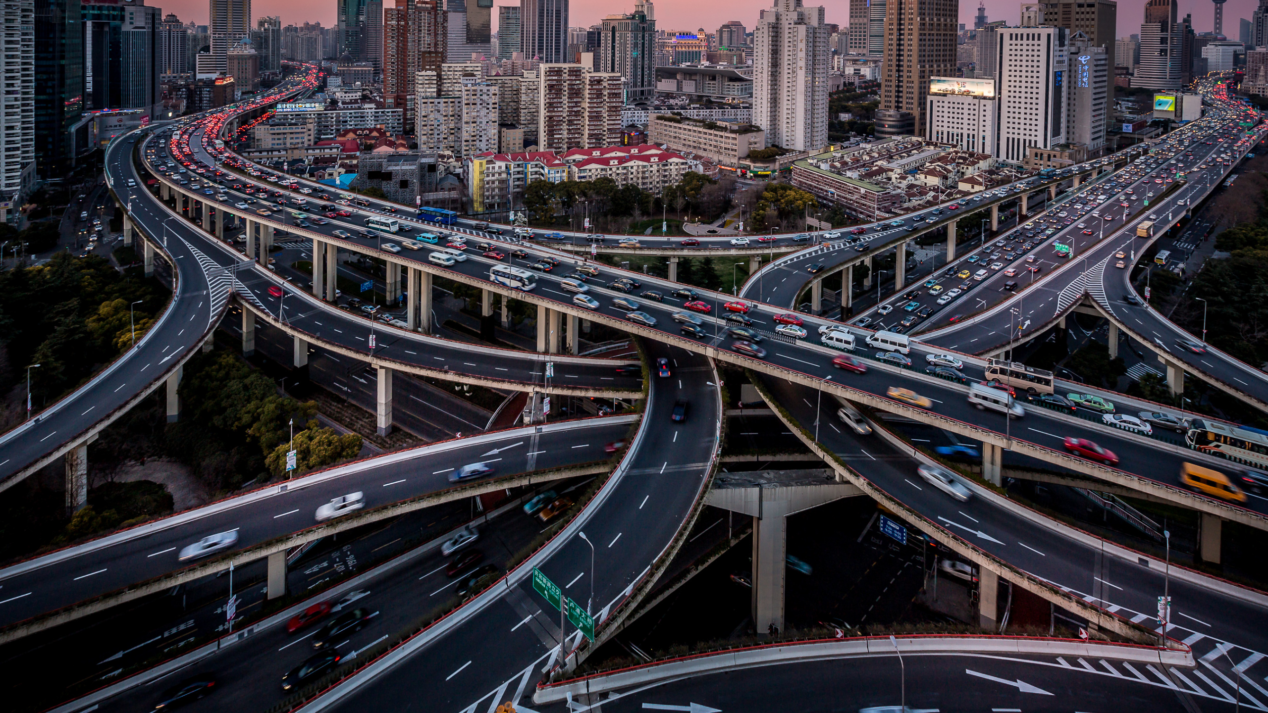 Обои город, городской пейзаж, городской район, магистраль, дорога в разрешении 2560x1440