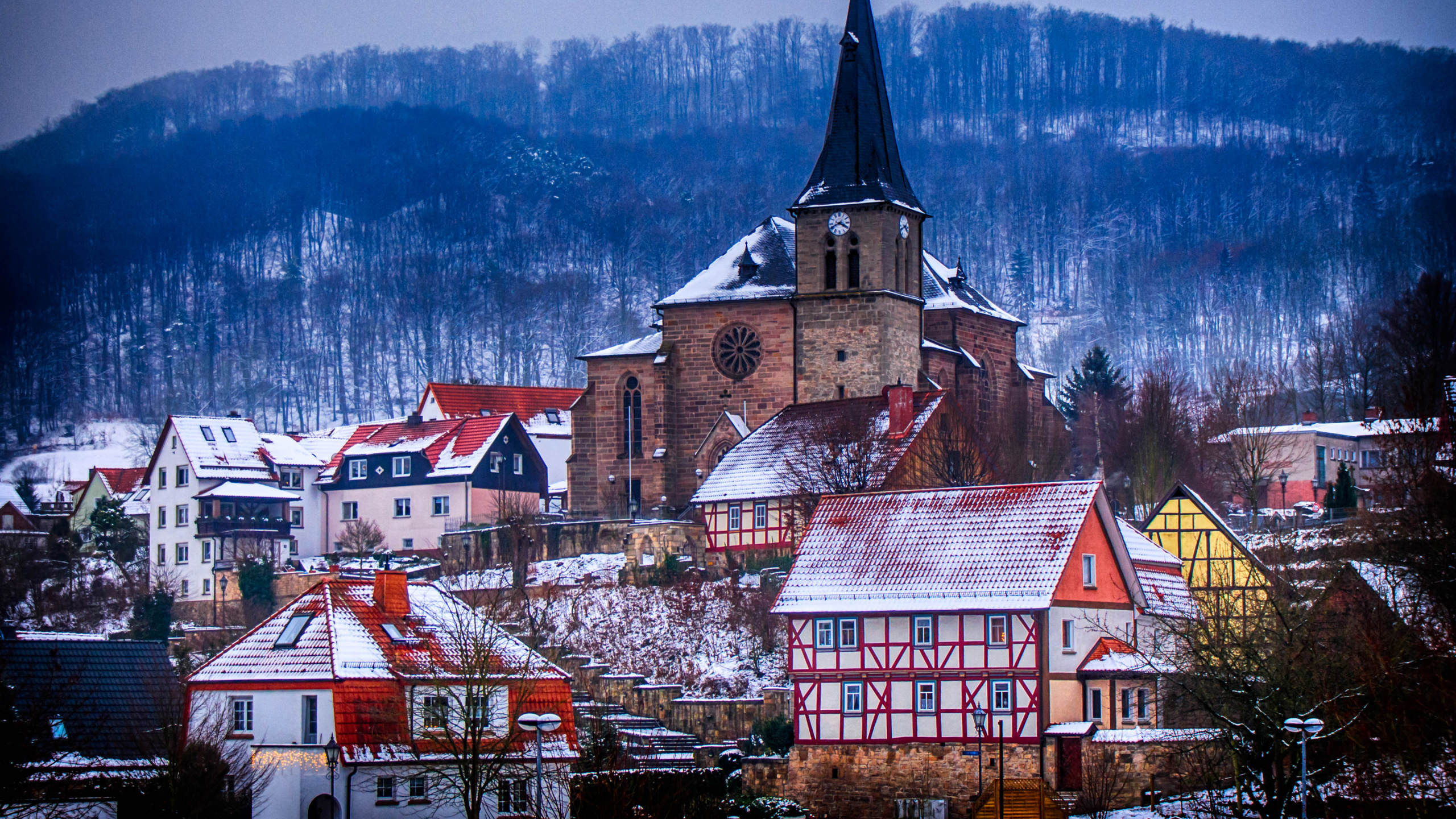 Обои зима, городок, снег, горный хребет, Альпы в разрешении 2560x1440