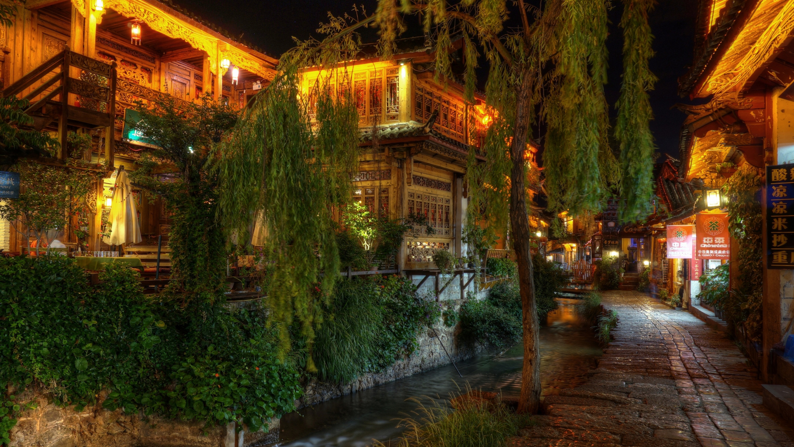 Обои Лиджанга, ночь, освещение, улица, дерево в разрешении 2560x1440