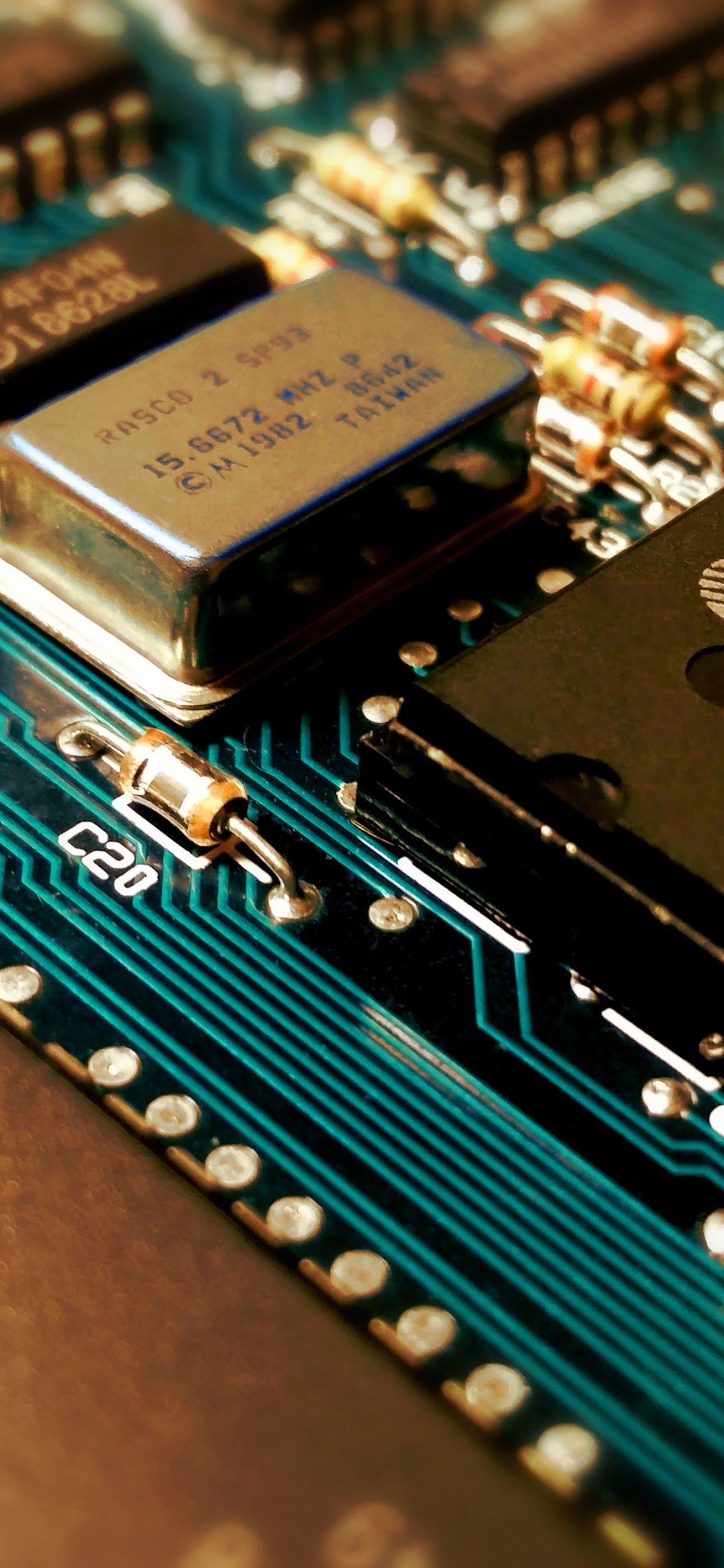 Обои материнская плата, электронная техника, компонент схема, электроника, технологии в разрешении 1242x2688