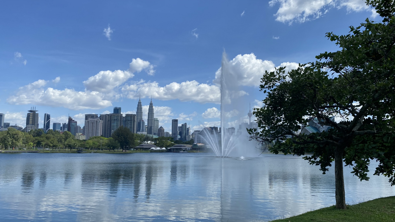 Обои башни петронас, Куала Лумпур, Малайзия, водоем, природа в разрешении 1366x768