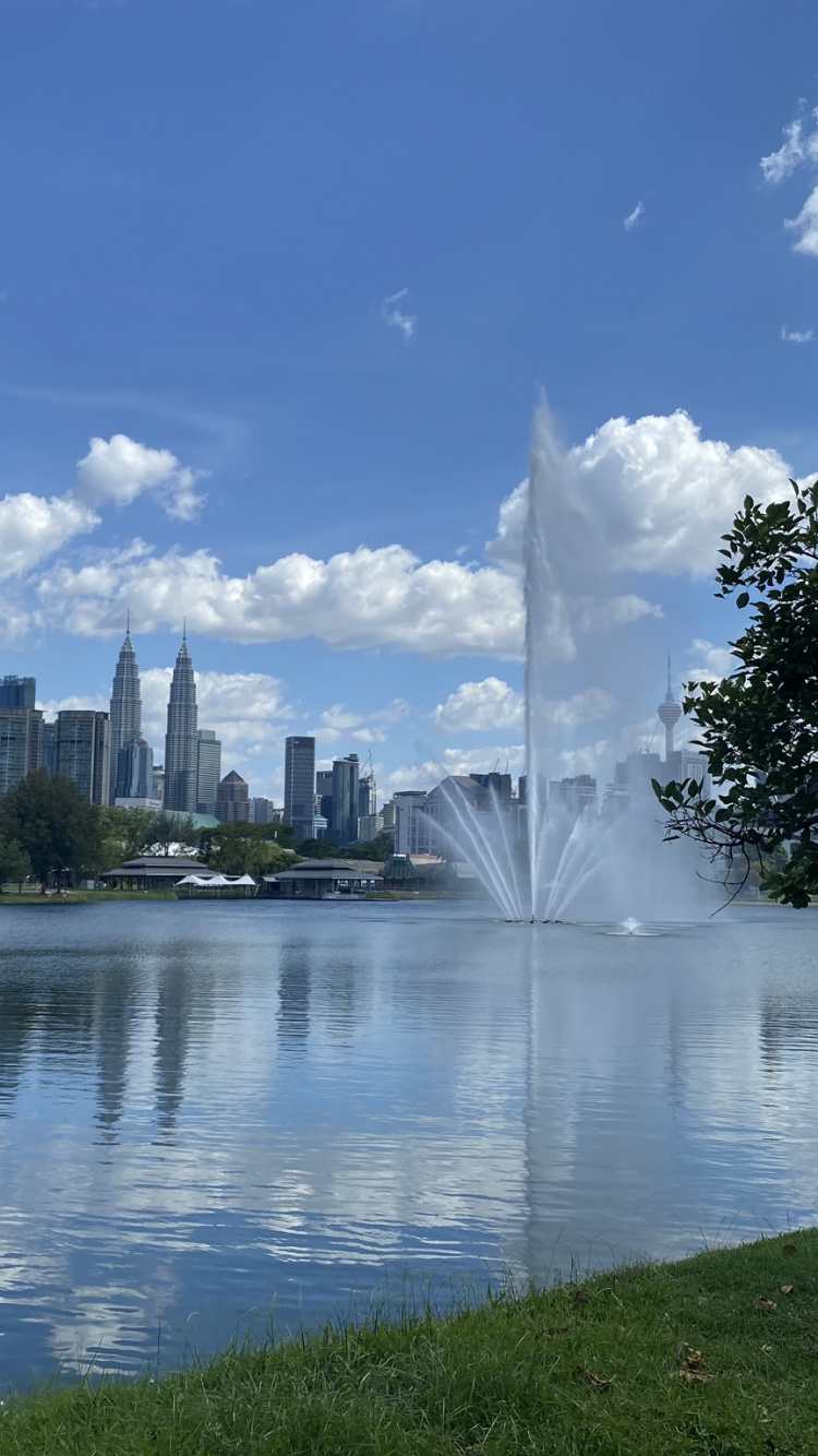 Обои башни петронас, Куала Лумпур, Малайзия, водоем, природа в разрешении 750x1334