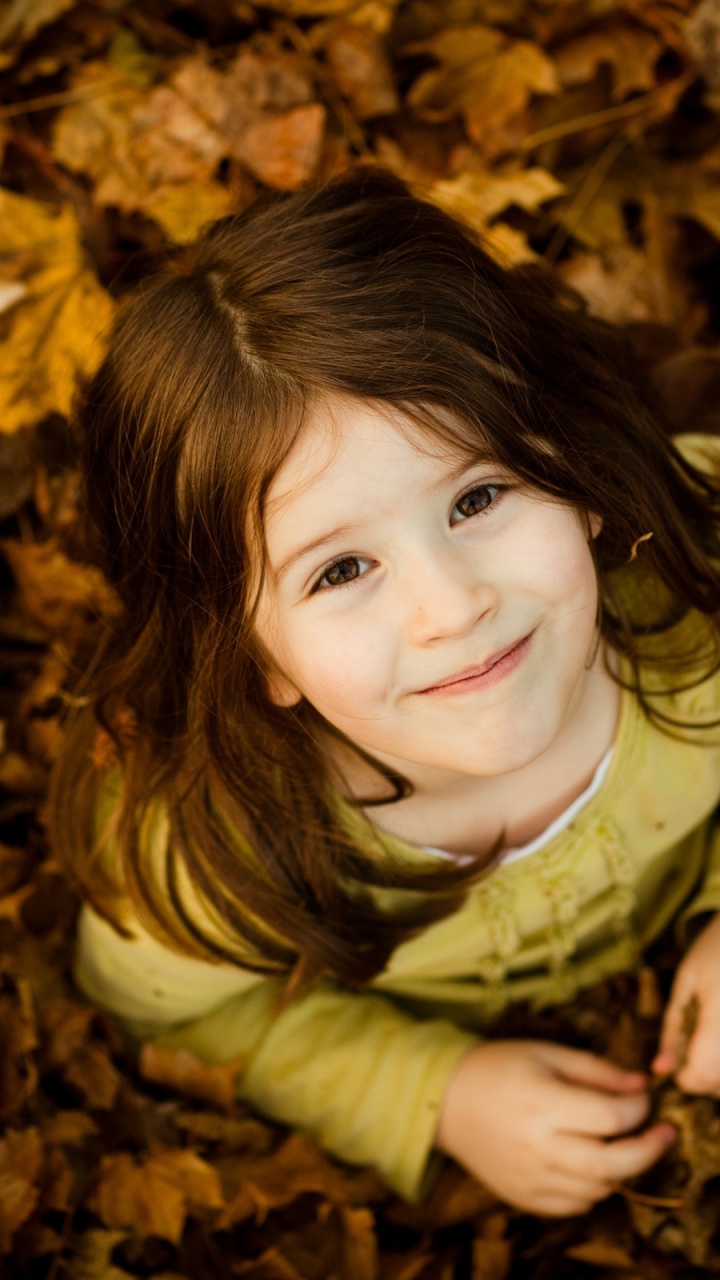 Обои красивая милая девочка, младенец, коричневый цвет, голова, улыбка в разрешении 720x1280