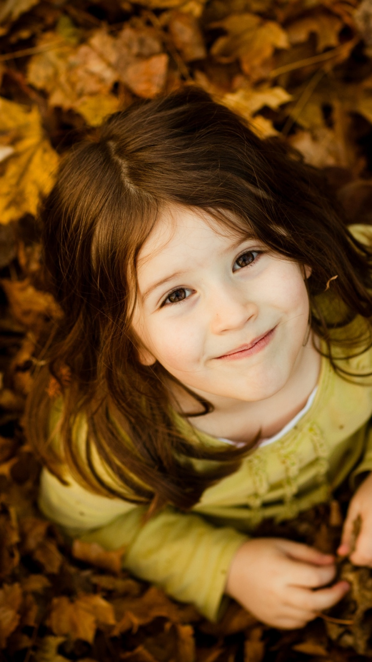 Обои красивая милая девочка, младенец, коричневый цвет, голова, улыбка в разрешении 750x1334