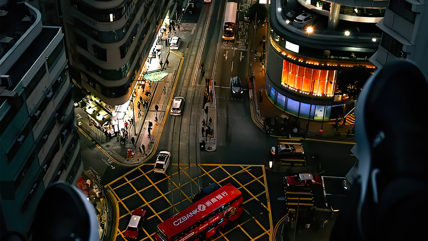 Обои небоскреб, здание, автомобильное освещение, легковые автомобили, свет в разрешении 1366x768