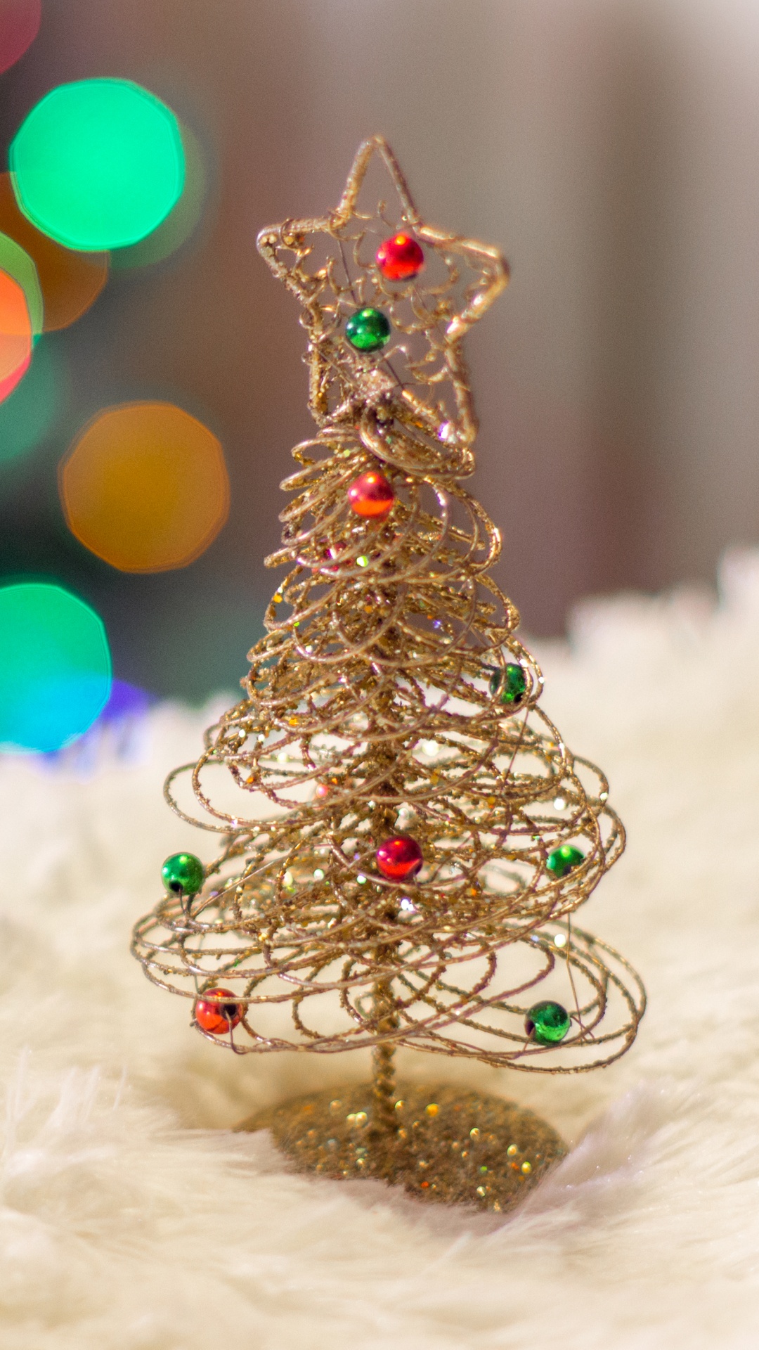 Обои Новый год, Рождественский день, елка, рождественский орнамент, Рождественские украшения в разрешении 1080x1920