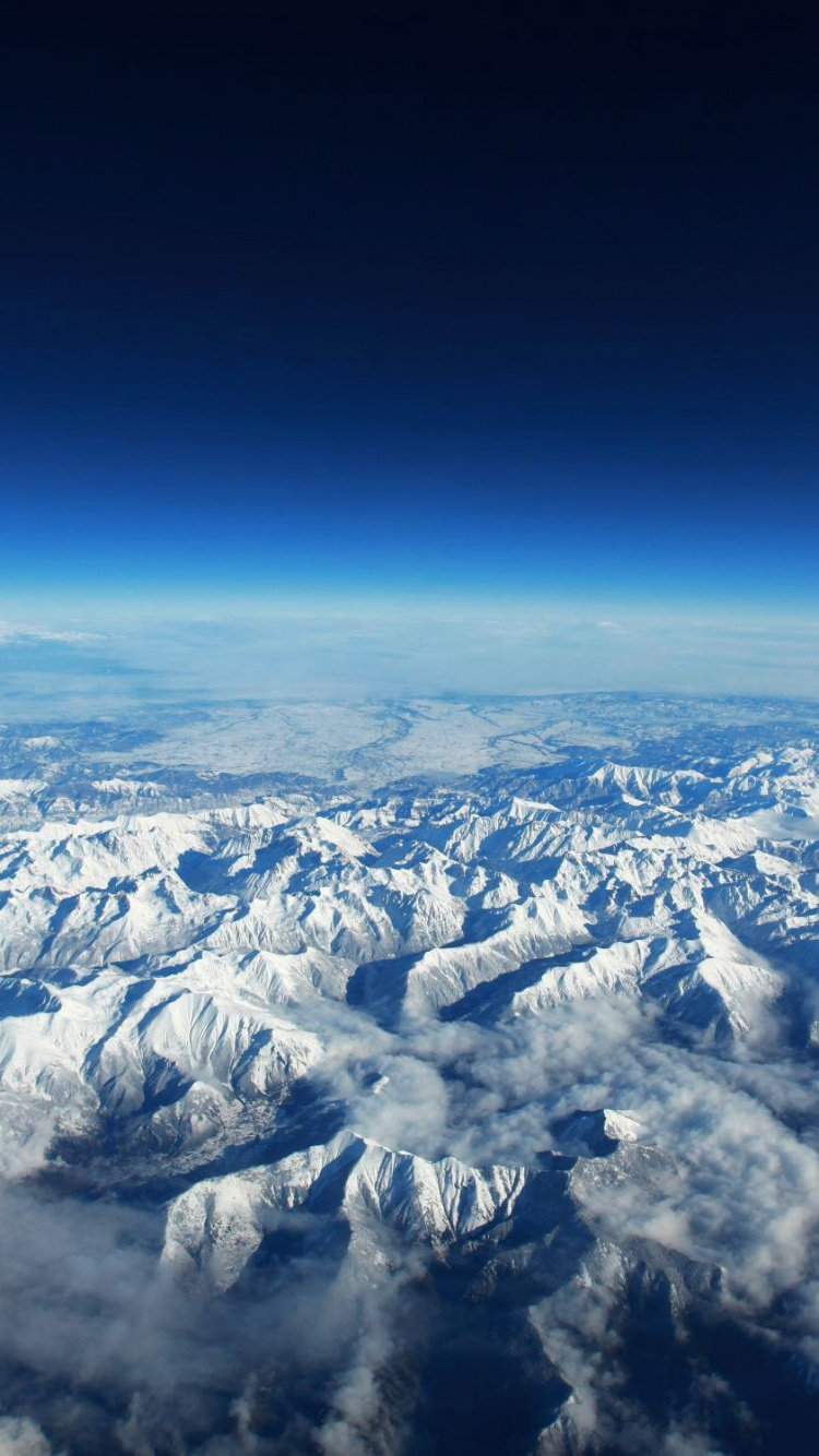 Обои Пиренеи горы в снегу, Пиренеи, Альпы, горный хребет, гора в разрешении 750x1334