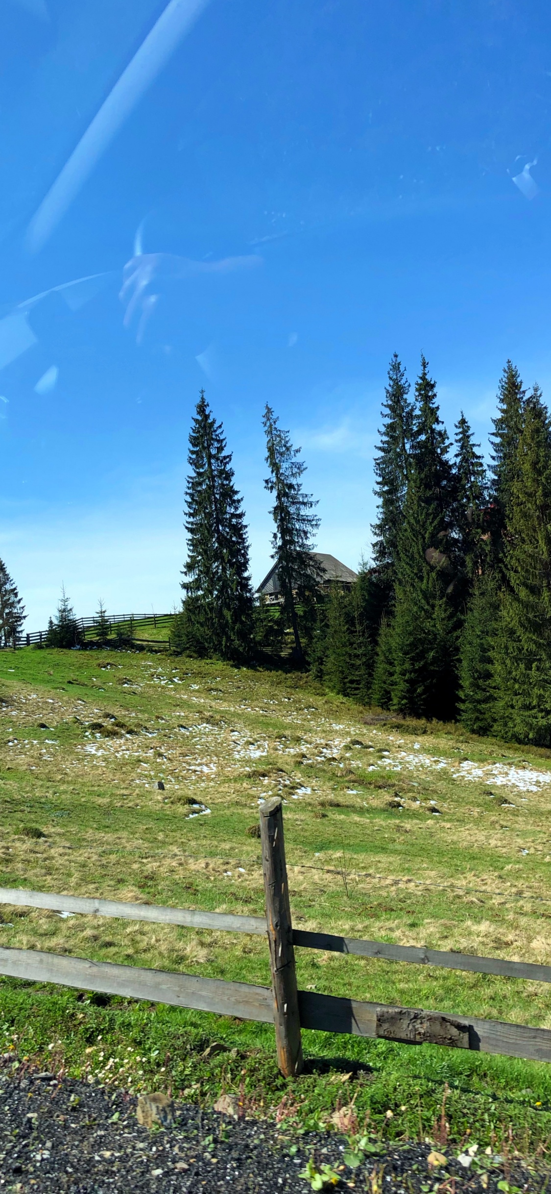 Обои водоем, дорога, горный рельеф, природа, растительность в разрешении 1125x2436