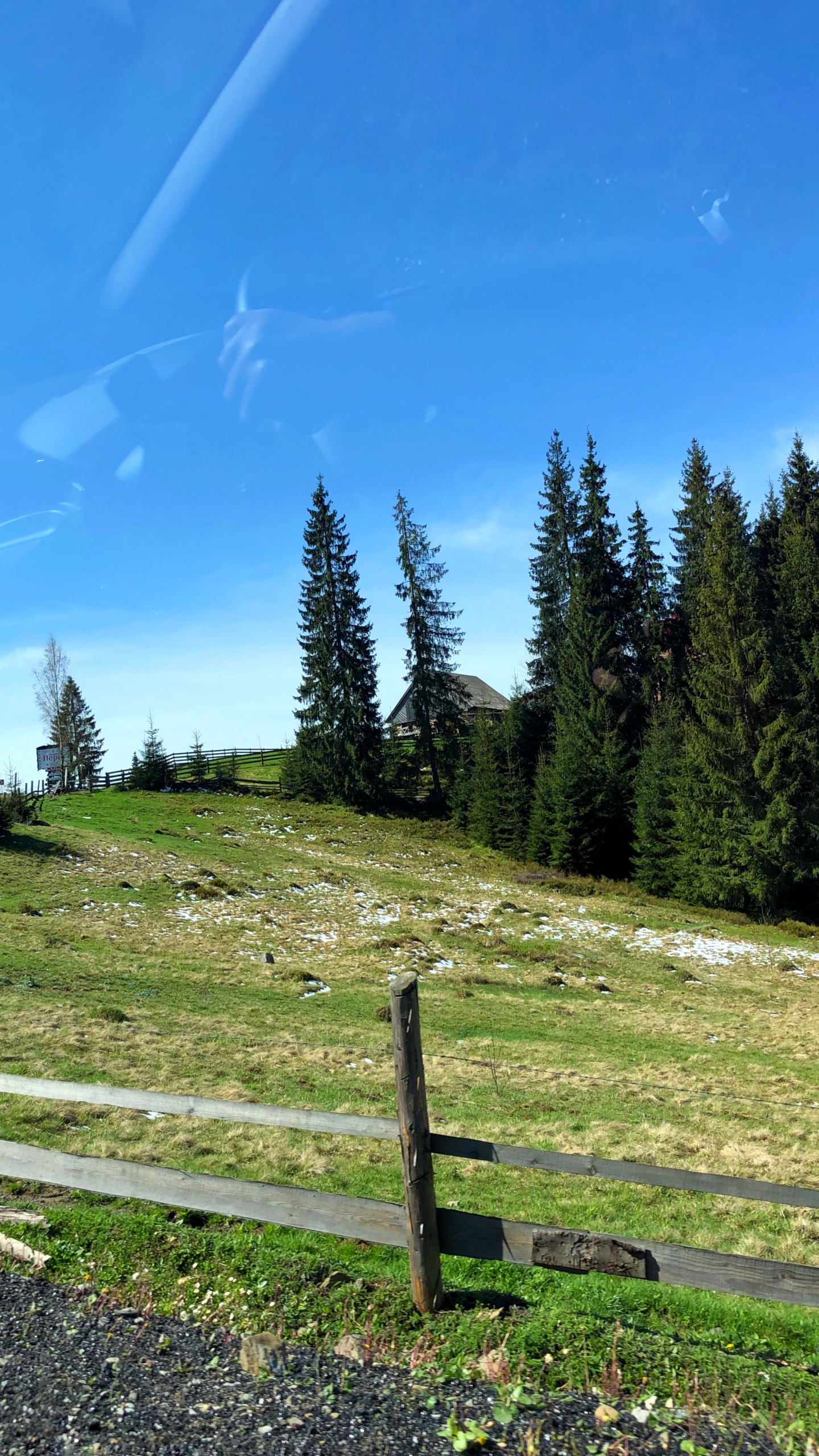 Обои водоем, дорога, горный рельеф, природа, растительность в разрешении 1440x2560