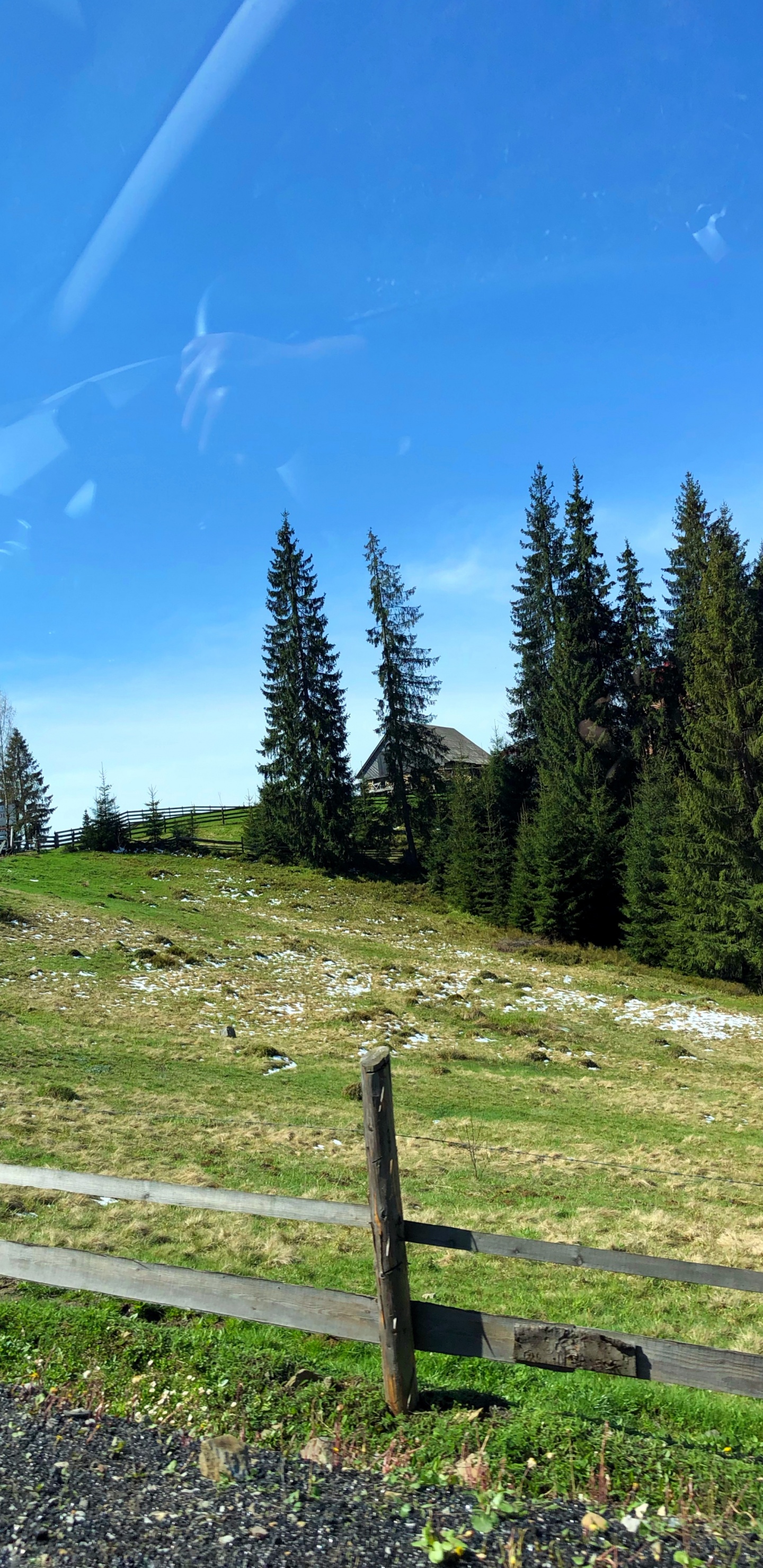 Обои водоем, дорога, горный рельеф, природа, растительность в разрешении 1440x2960