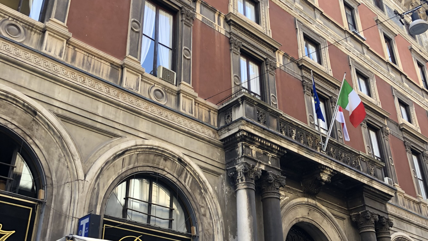 Обои ориентир, окно, фасад, здание, общественное место в разрешении 1366x768