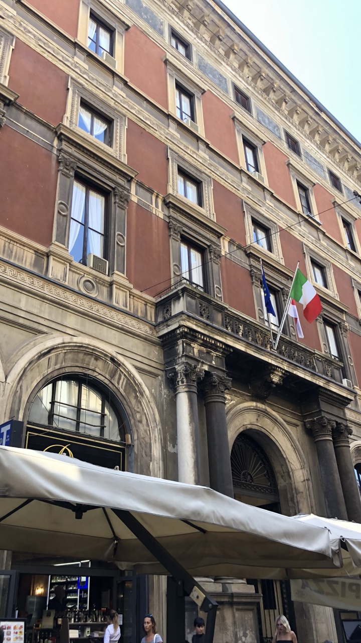 Обои ориентир, окно, фасад, здание, общественное место в разрешении 720x1280