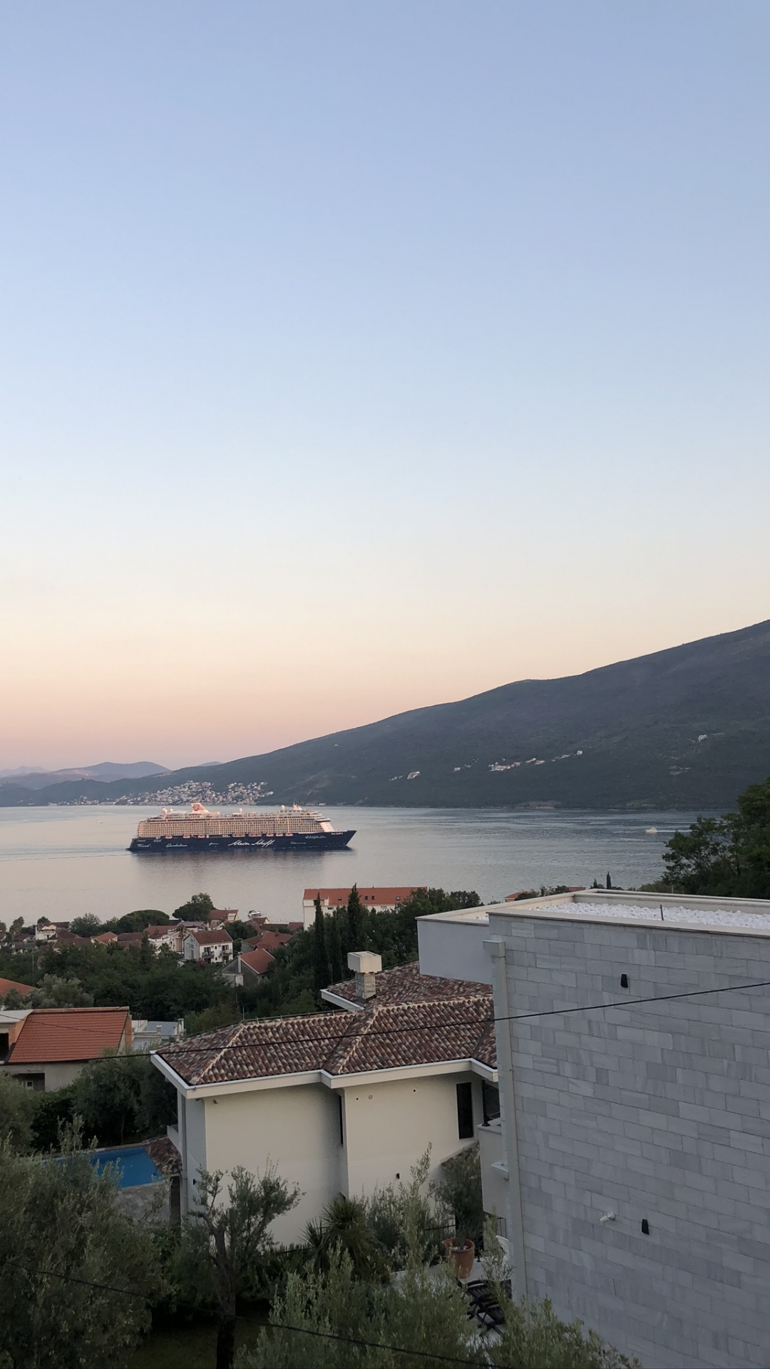 Обои Банк, нагорье, холм, судно, водохранилище в разрешении 1080x1920