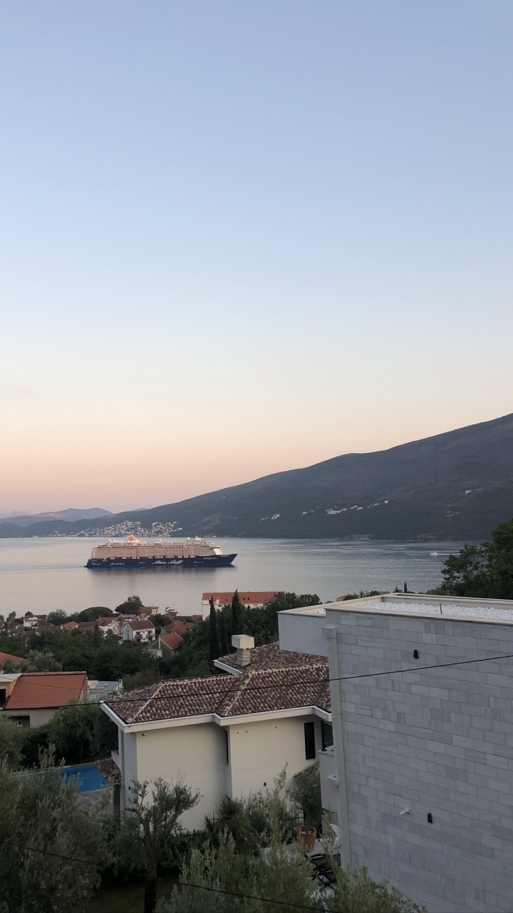 Обои Банк, нагорье, холм, судно, водохранилище в разрешении 720x1280