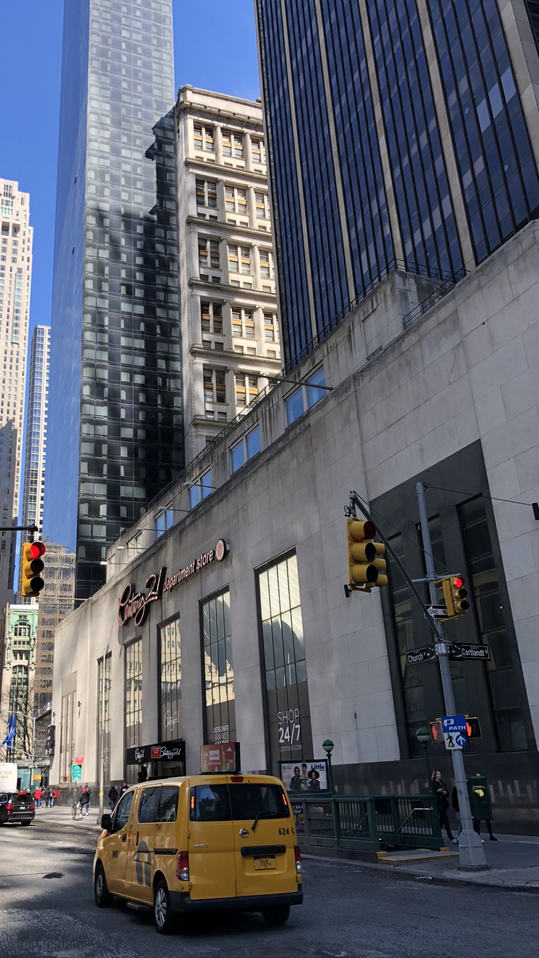 Обои окно, дорога, башня, синий, архитектура в разрешении 1080x1920