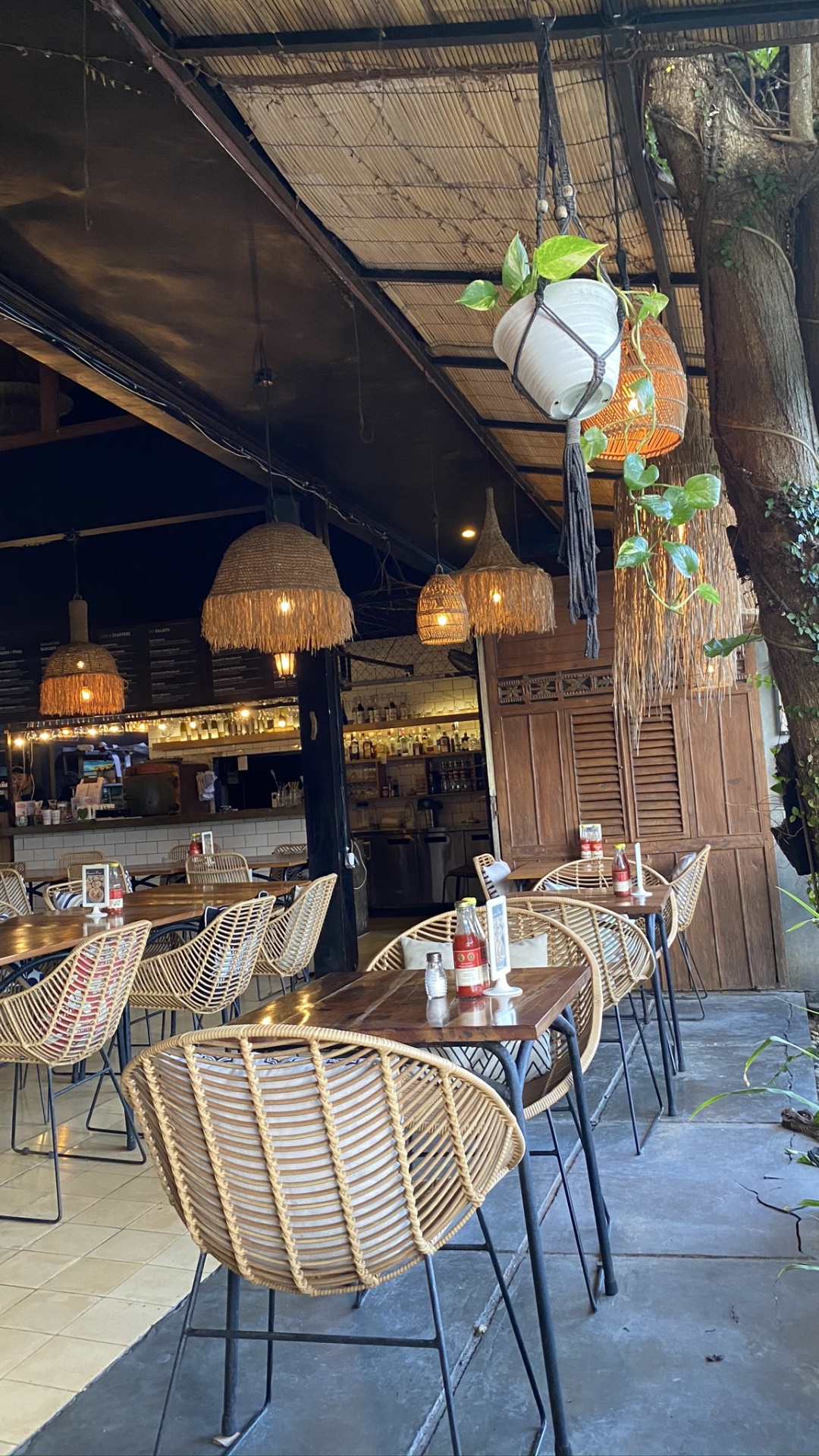 Обои таблица, освещение, мебель, плоть, осветительная арматура в разрешении 1080x1920