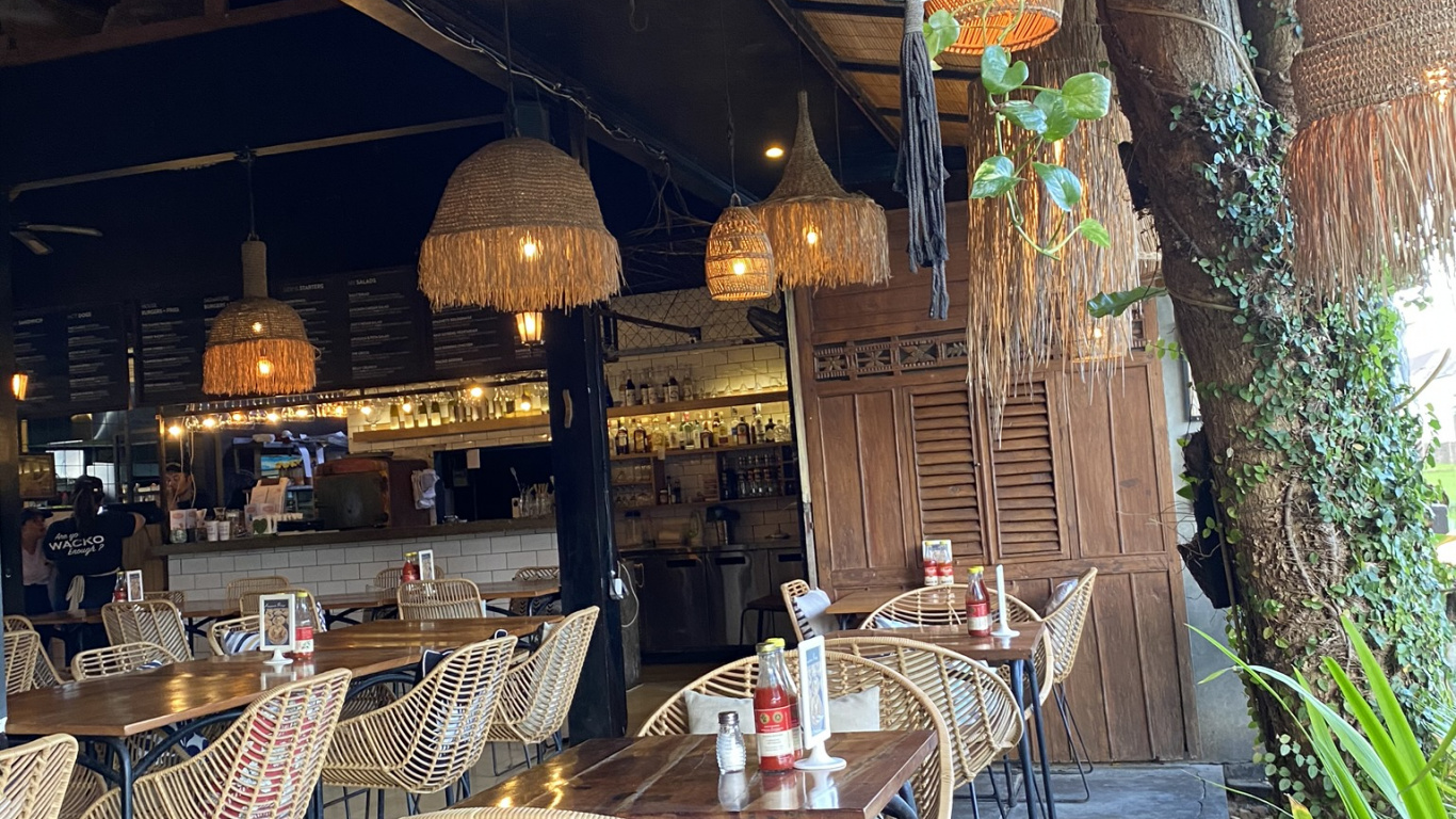 Обои таблица, освещение, мебель, плоть, осветительная арматура в разрешении 1366x768