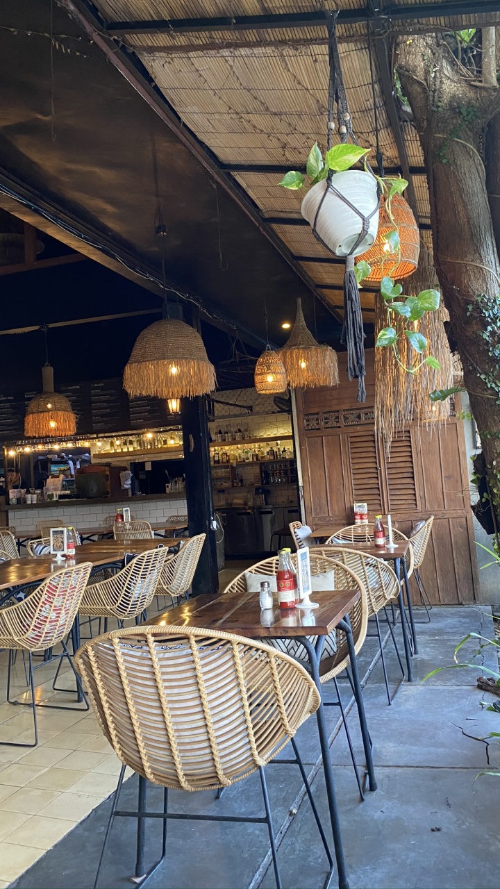 Обои таблица, освещение, мебель, плоть, осветительная арматура в разрешении 720x1280