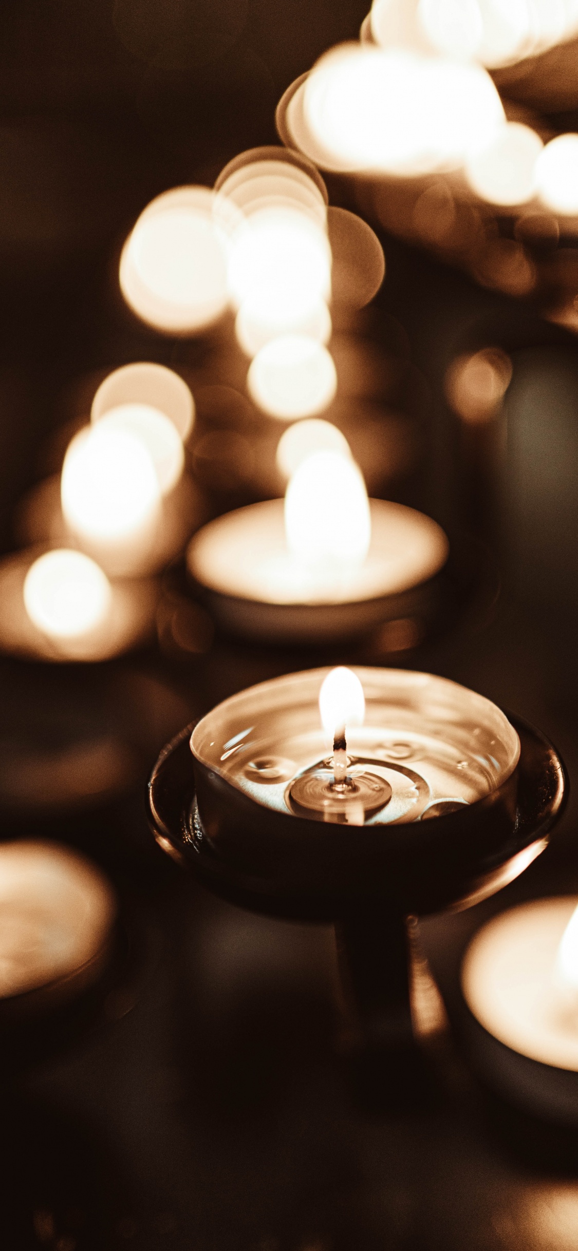 Обои свеча, освещение, свет, темнота, дизайн интерьера в разрешении 1125x2436