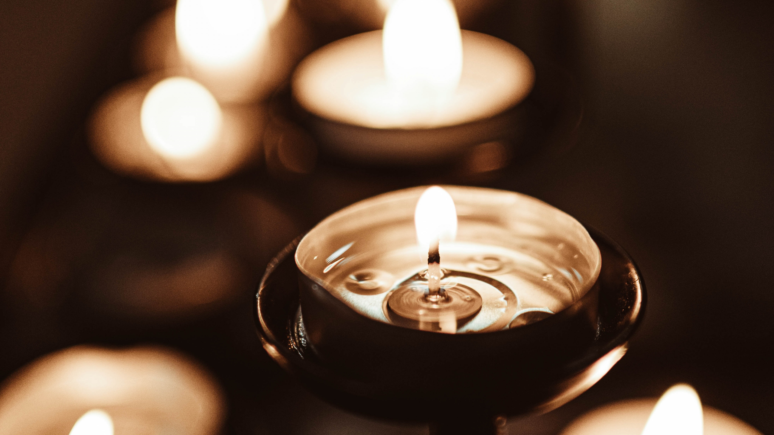 Обои свеча, освещение, свет, темнота, дизайн интерьера в разрешении 2560x1440