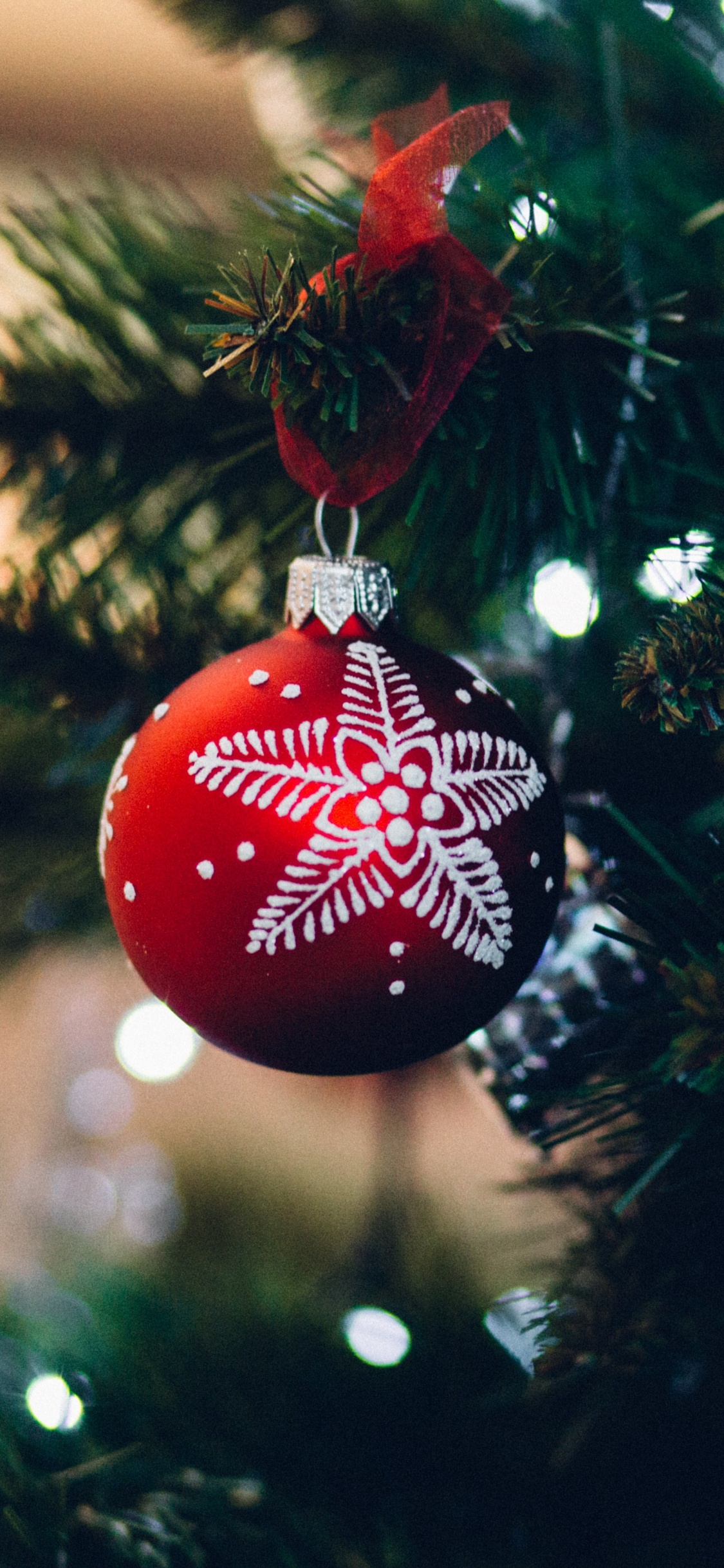 Обои елка, Рождественские украшения, Рождественский день, рождественский орнамент, дерево в разрешении 1125x2436