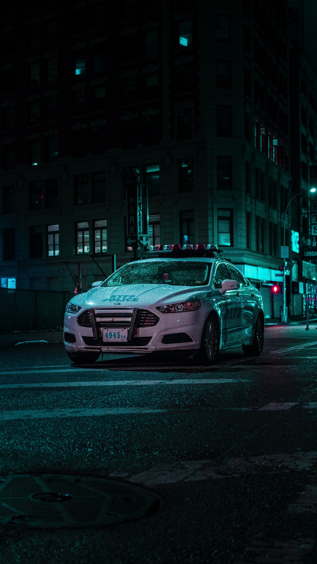 Обои полицейская машина, авто, спорткар, ночь, автомобильное освещение в разрешении 1080x1920
