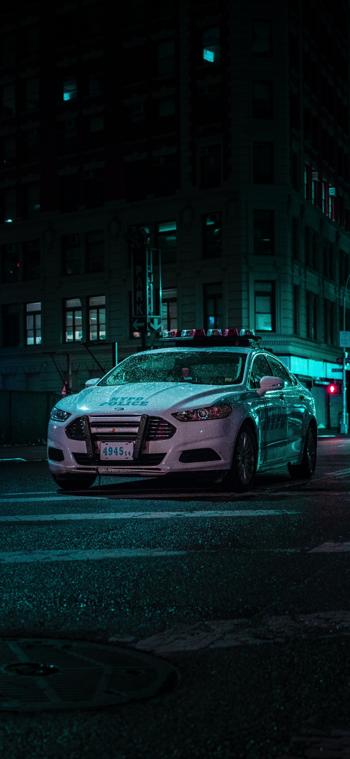 Обои полицейская машина, авто, спорткар, ночь, автомобильное освещение в разрешении 1125x2436