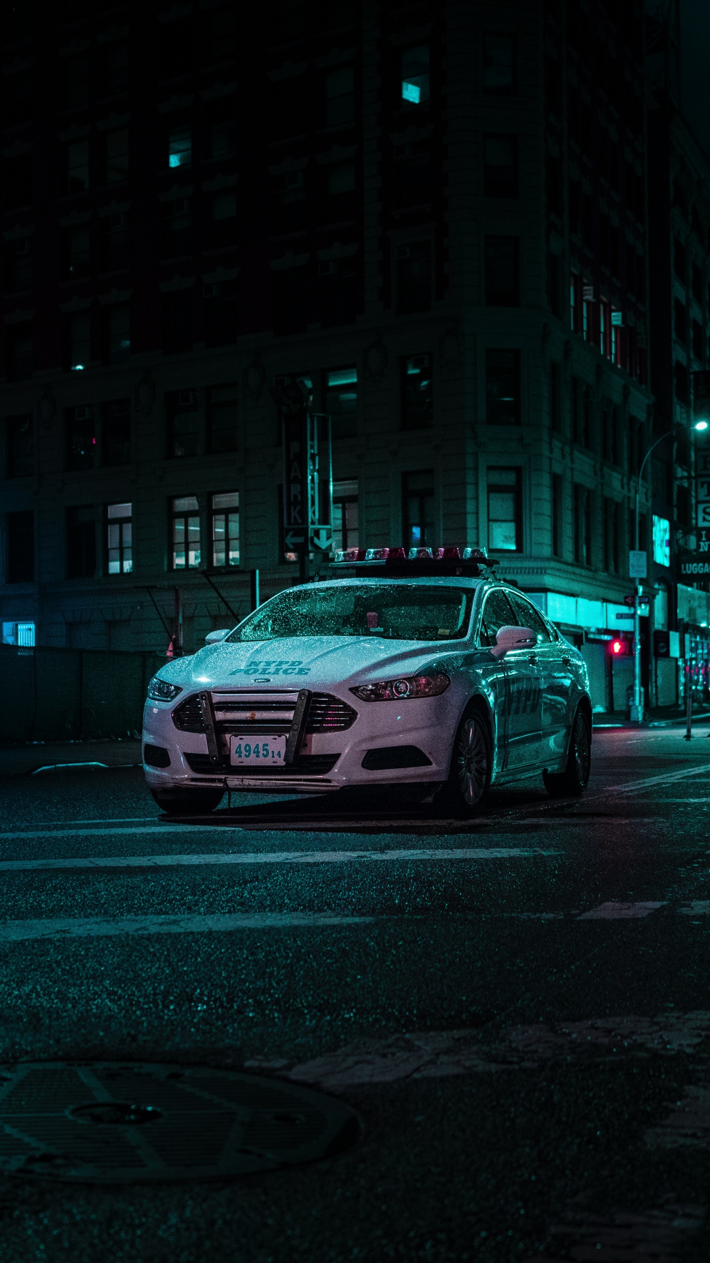 Обои полицейская машина, авто, спорткар, ночь, автомобильное освещение в разрешении 1440x2560