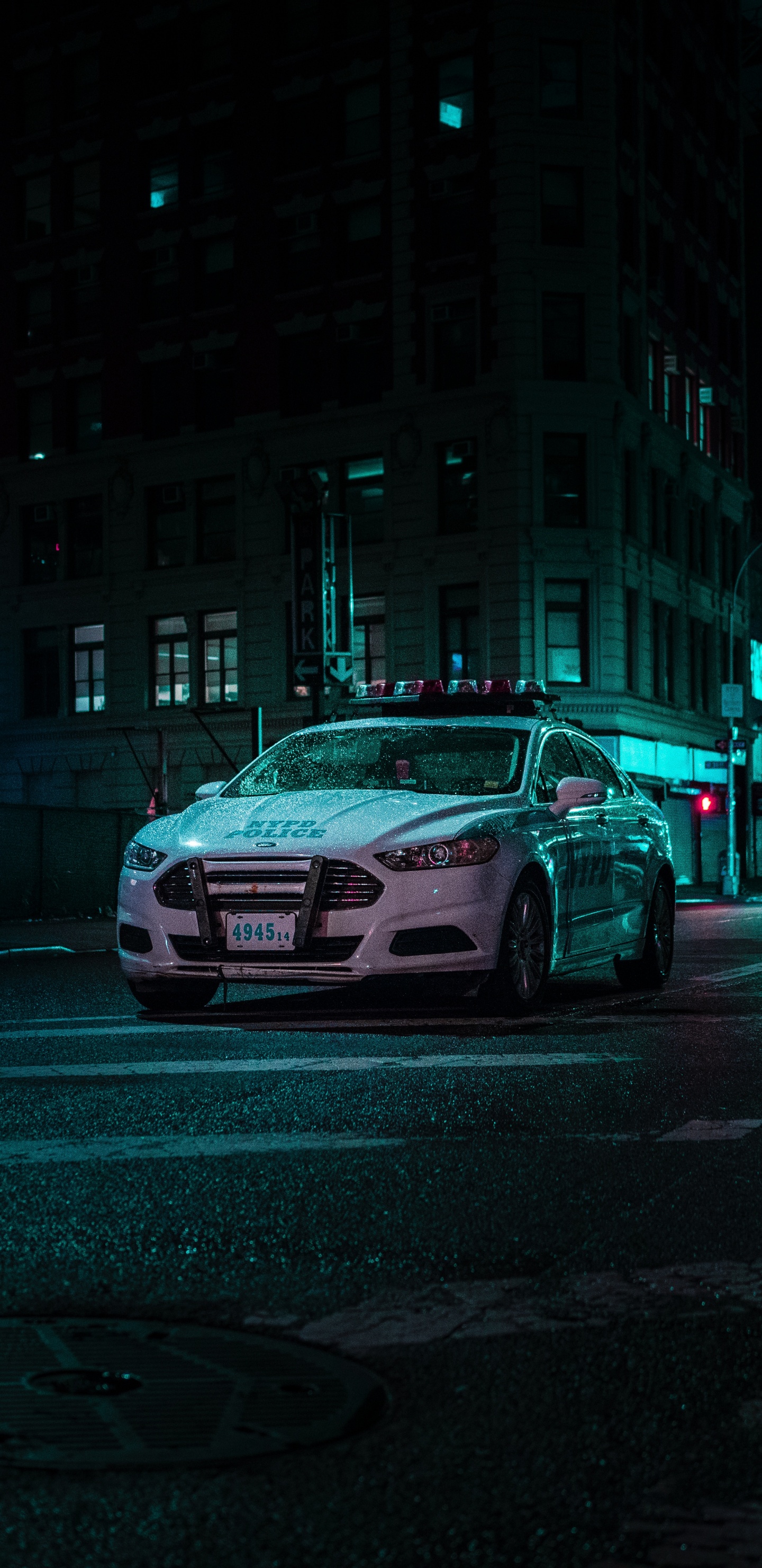 Обои полицейская машина, авто, спорткар, ночь, автомобильное освещение в разрешении 1440x2960
