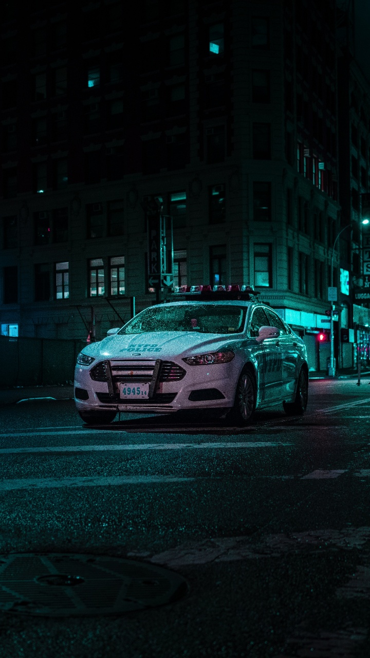 Обои полицейская машина, авто, спорткар, ночь, автомобильное освещение в разрешении 720x1280