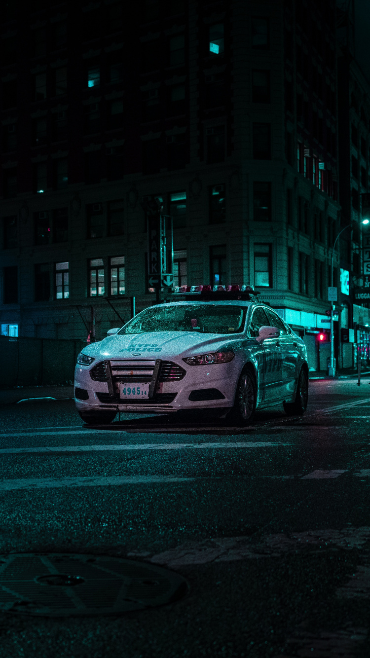 Обои полицейская машина, авто, спорткар, ночь, автомобильное освещение в разрешении 750x1334