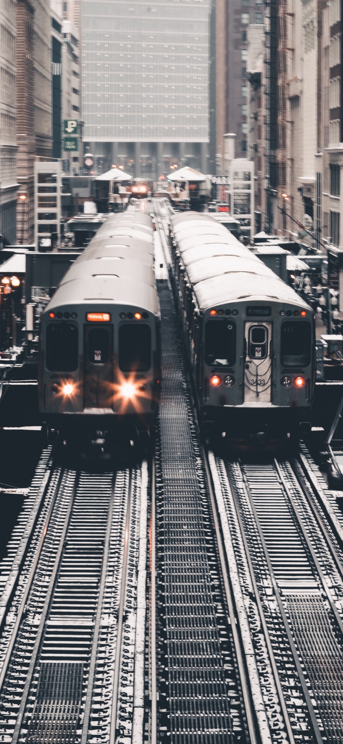 Обои поезд, железнодорожный транспорт, транспорт, городской район, метрополия в разрешении 1125x2436