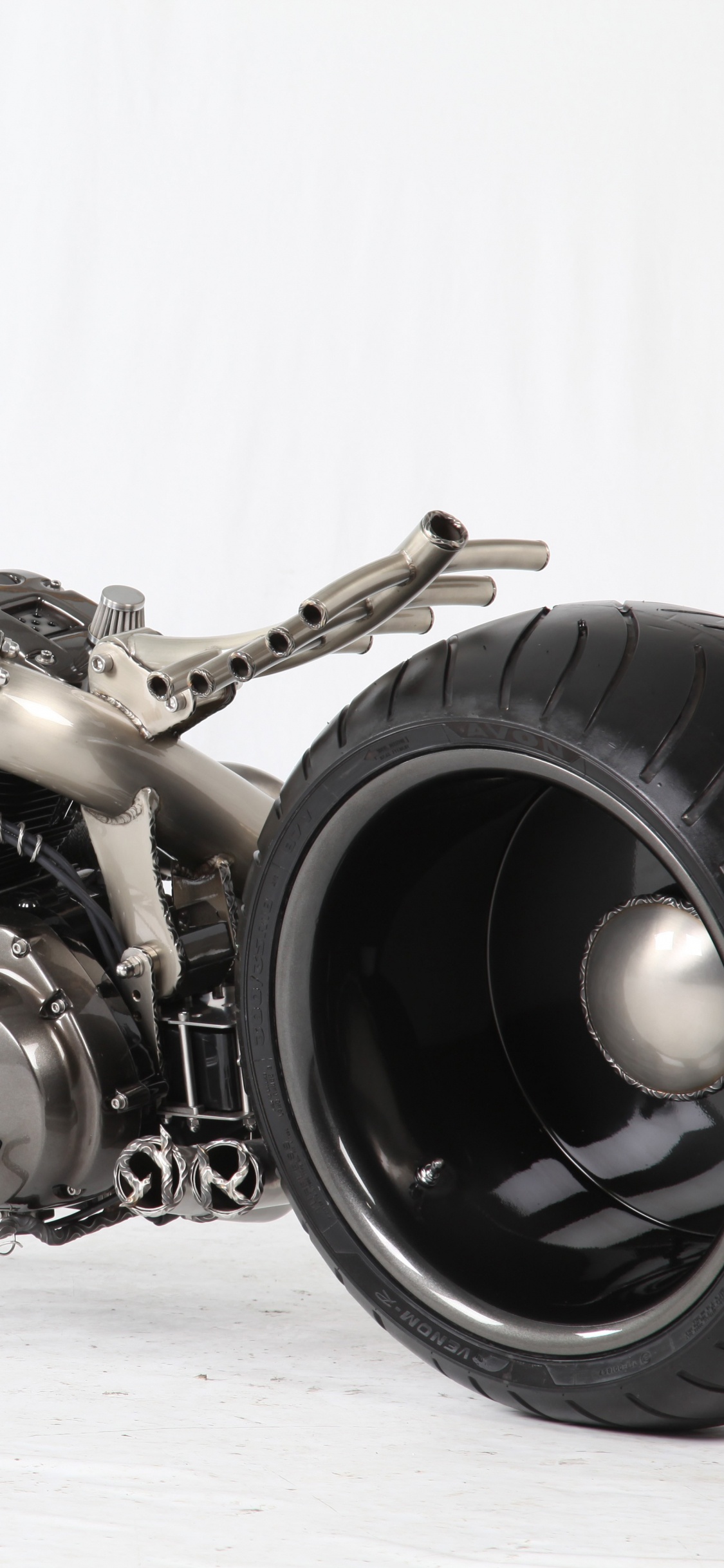 Обои мотоцикл, кастомный мотоцикл, Чоппер, автомобильные шины, шина в разрешении 1125x2436