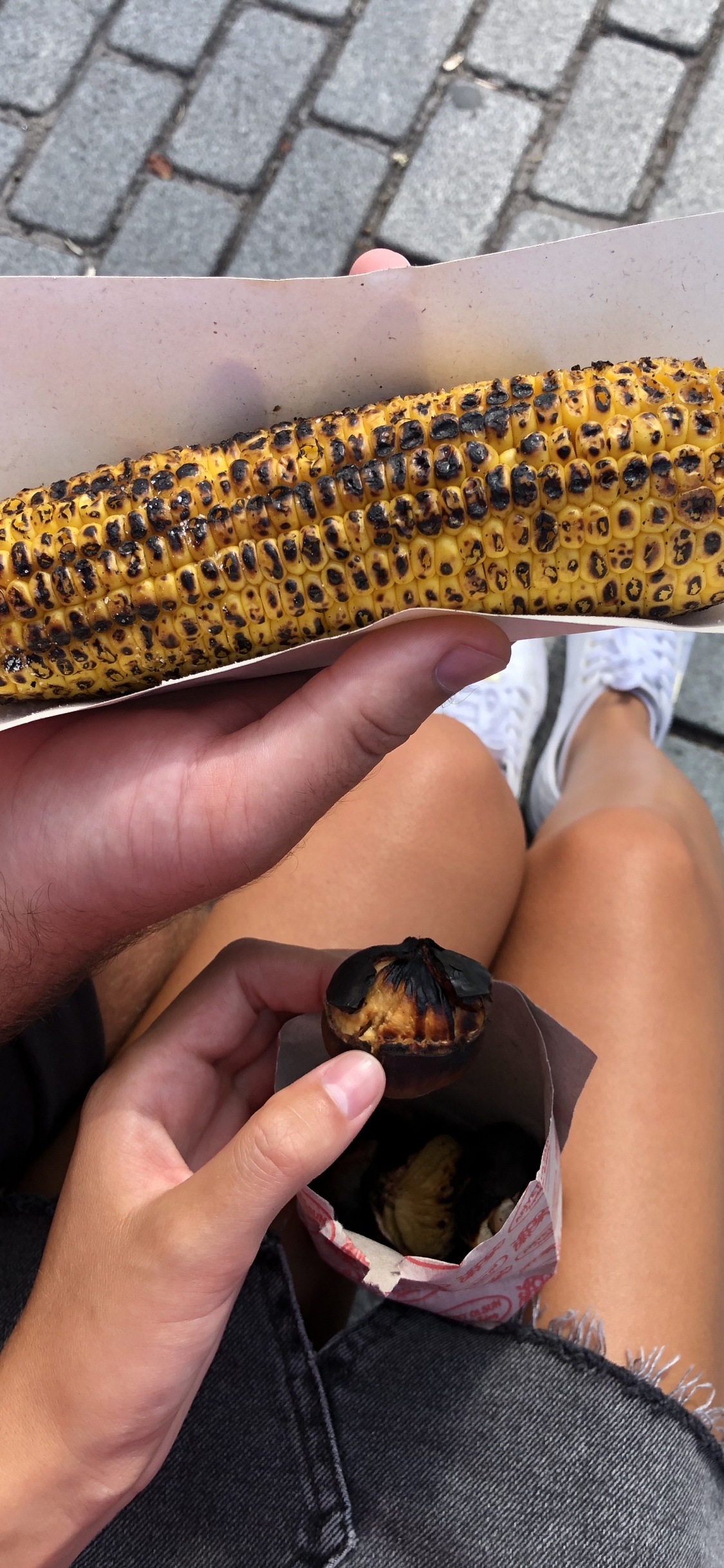 Обои банан, палец, желтый, кукурузные зерна, ноготь в разрешении 1125x2436