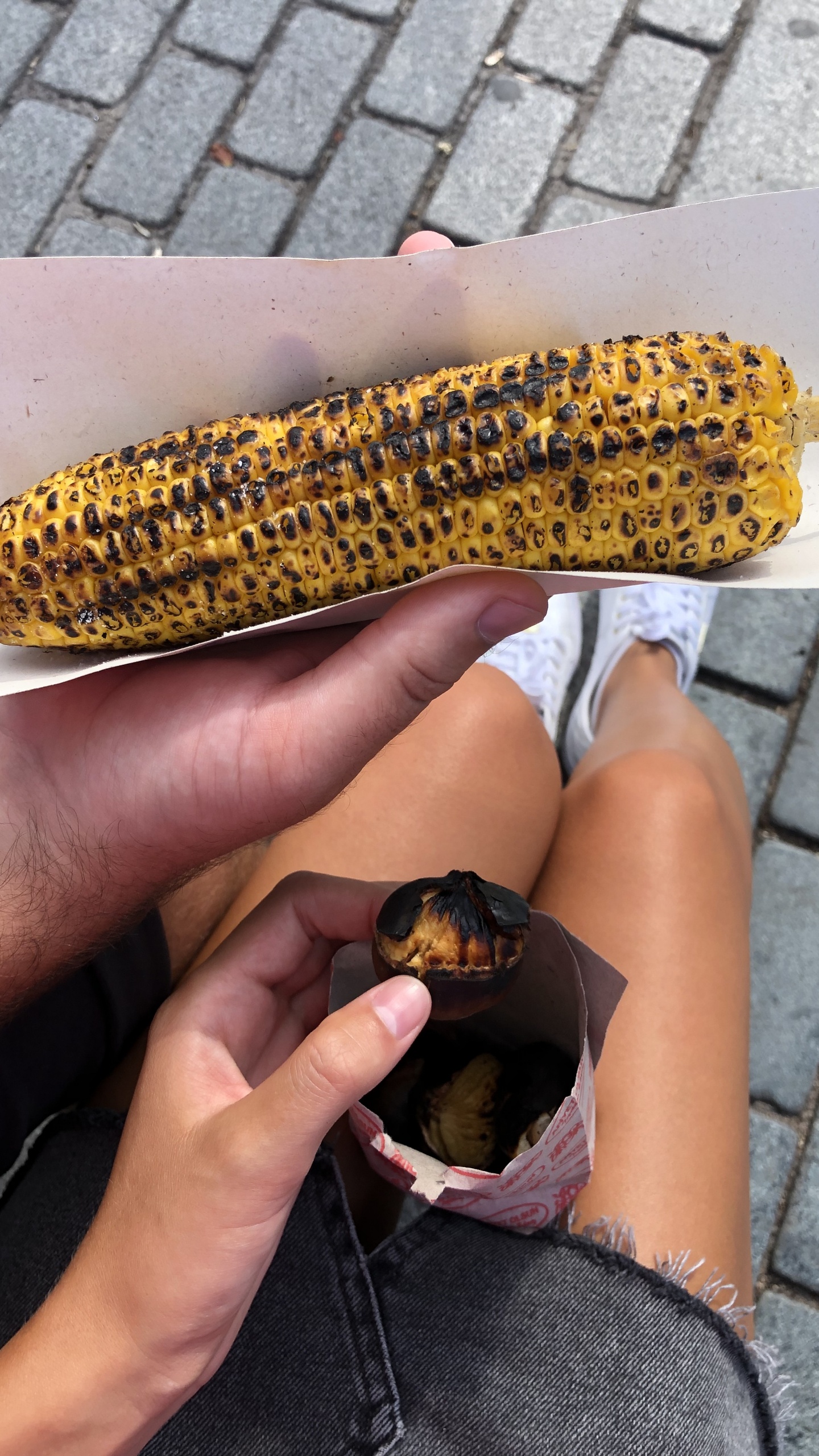 Обои банан, палец, желтый, кукурузные зерна, ноготь в разрешении 1440x2560