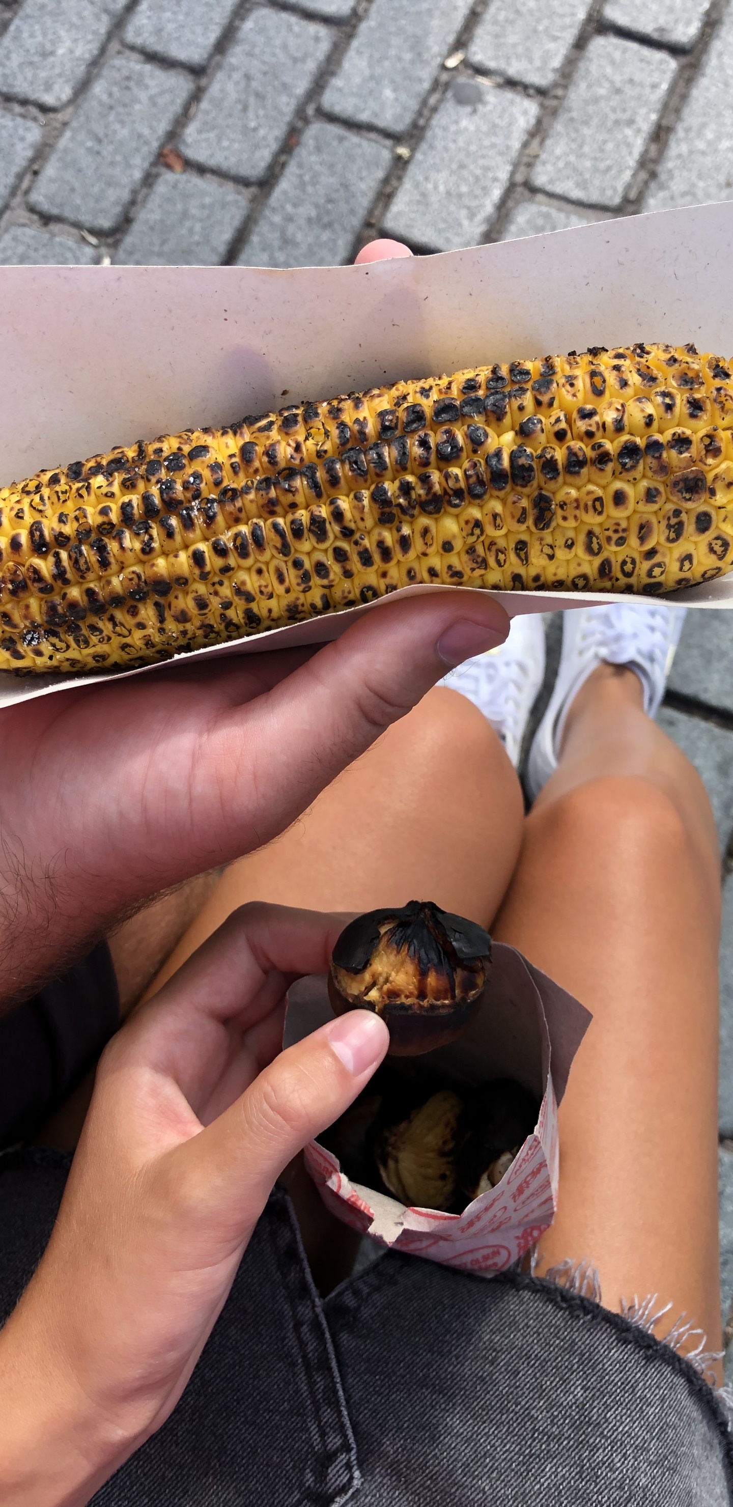 Обои банан, палец, желтый, кукурузные зерна, ноготь в разрешении 1440x2960