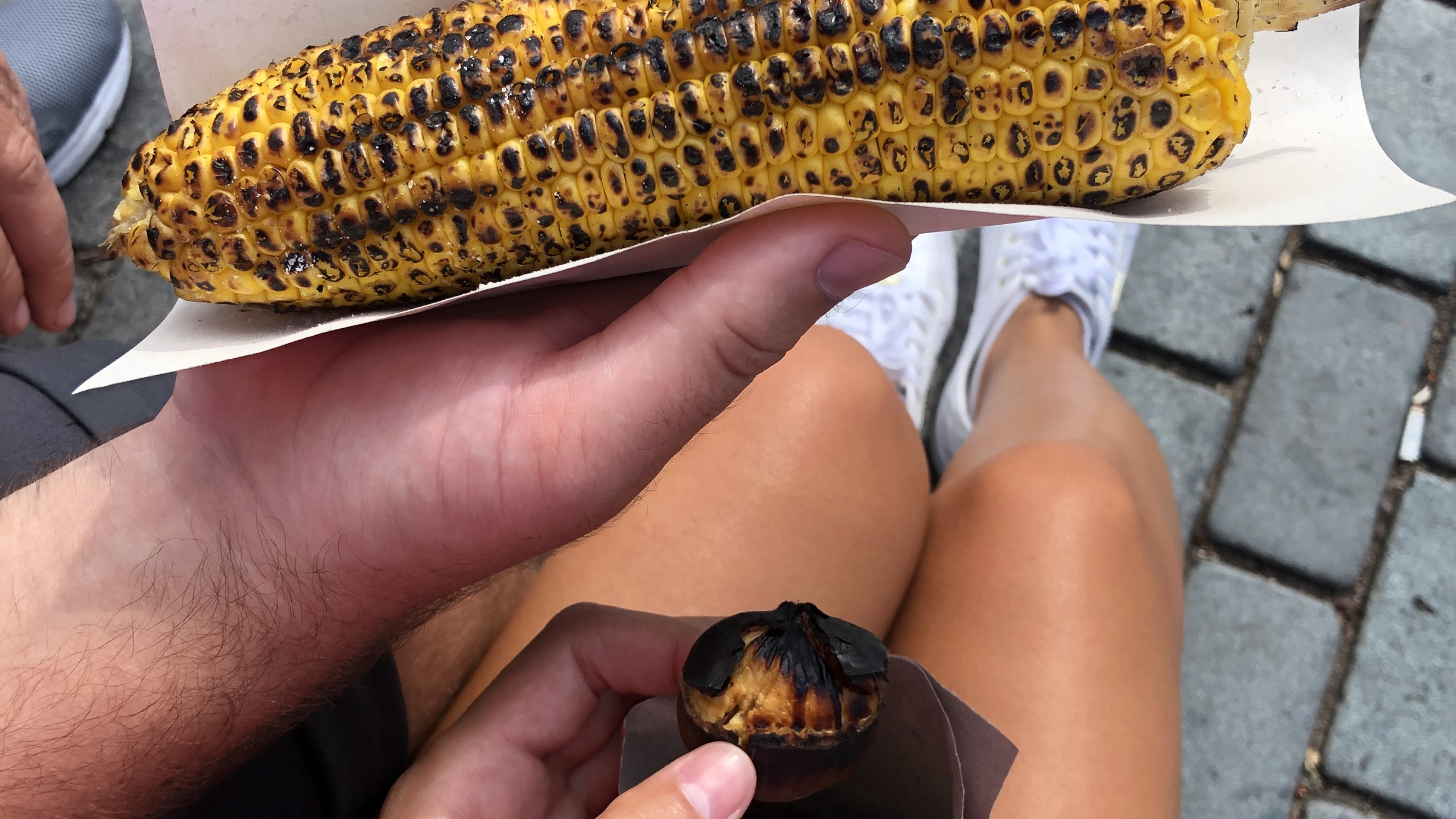 Обои банан, палец, желтый, кукурузные зерна, ноготь в разрешении 2560x1440