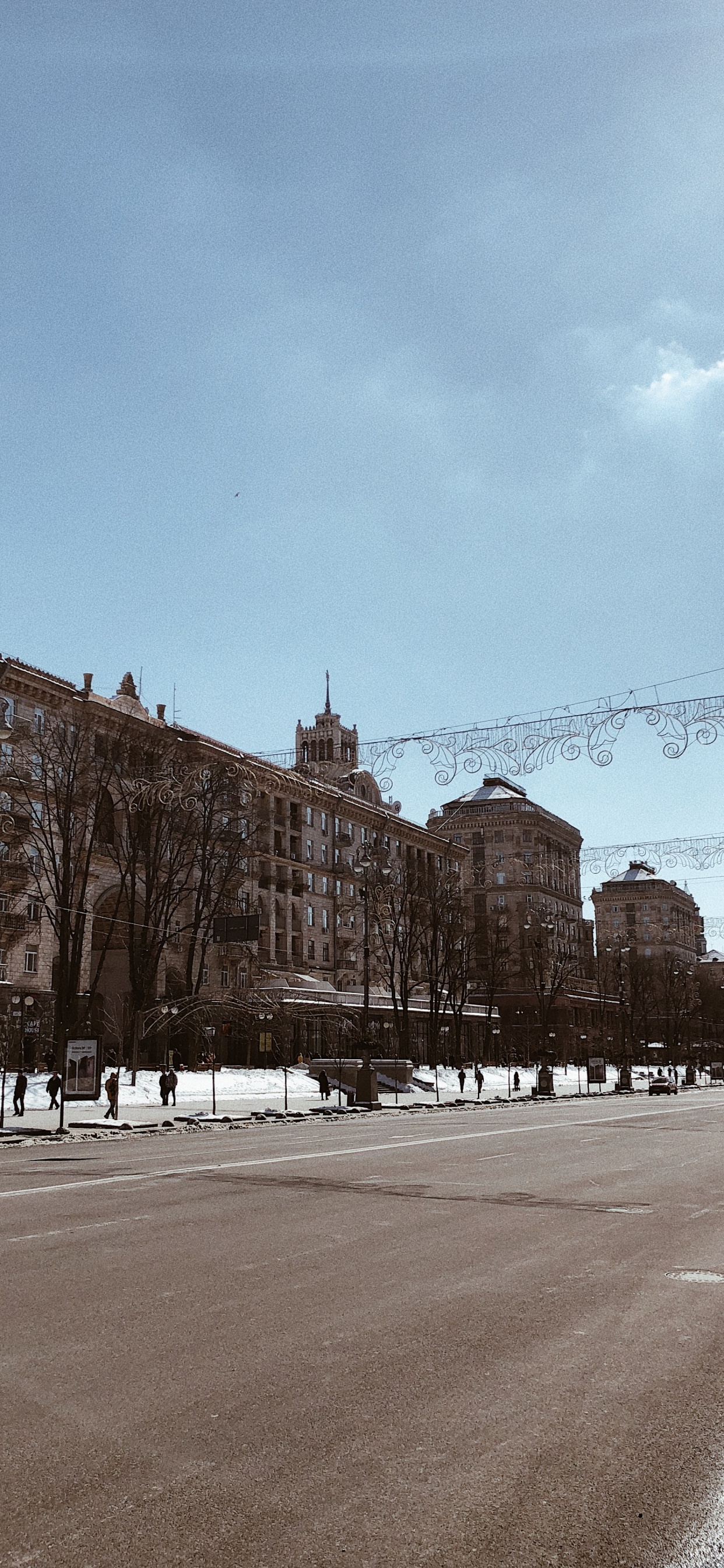 Обои дорожное покрытие, городок, город, общественное место, улица в разрешении 1242x2688