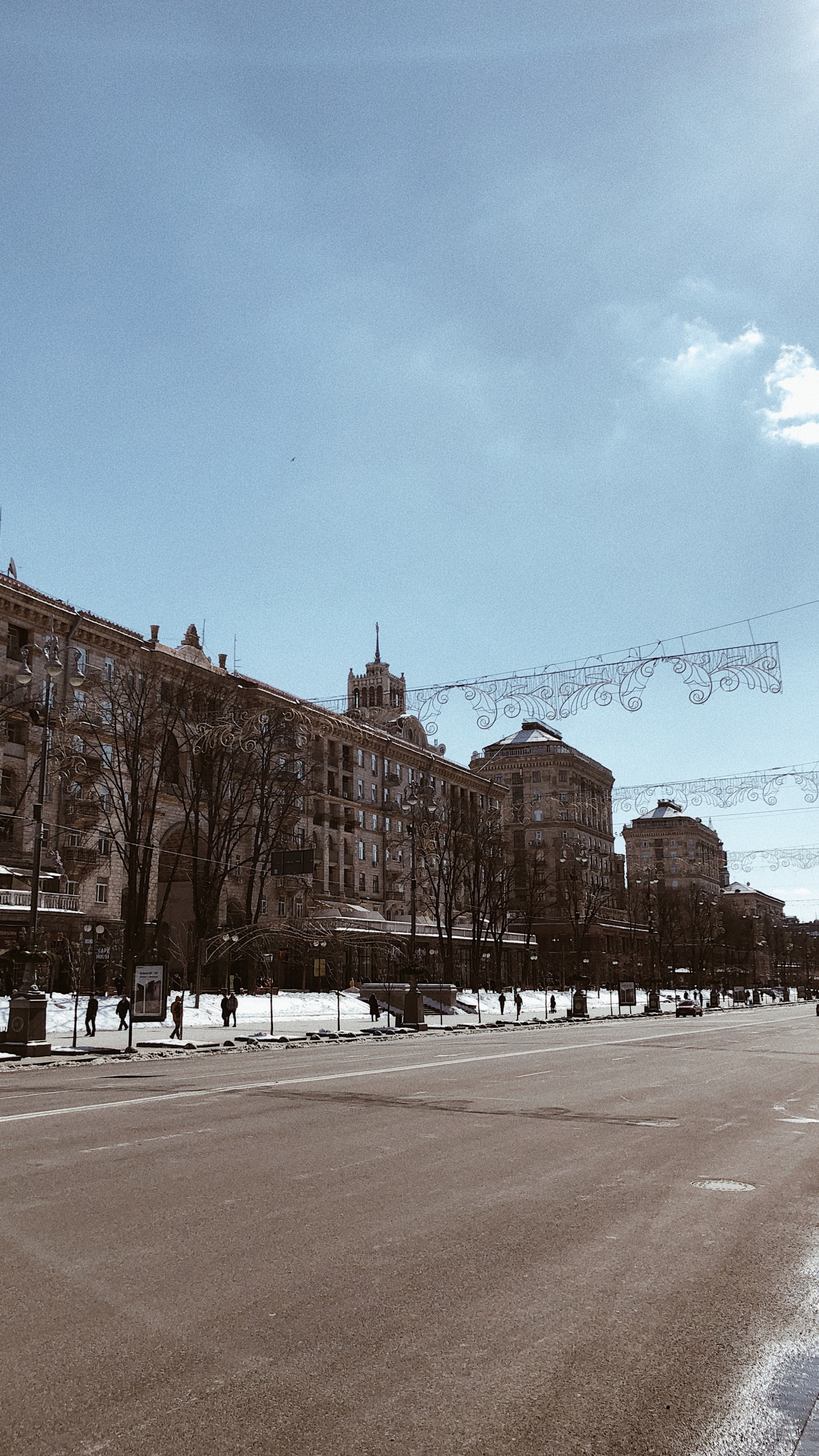 Обои дорожное покрытие, городок, город, общественное место, улица в разрешении 1440x2560