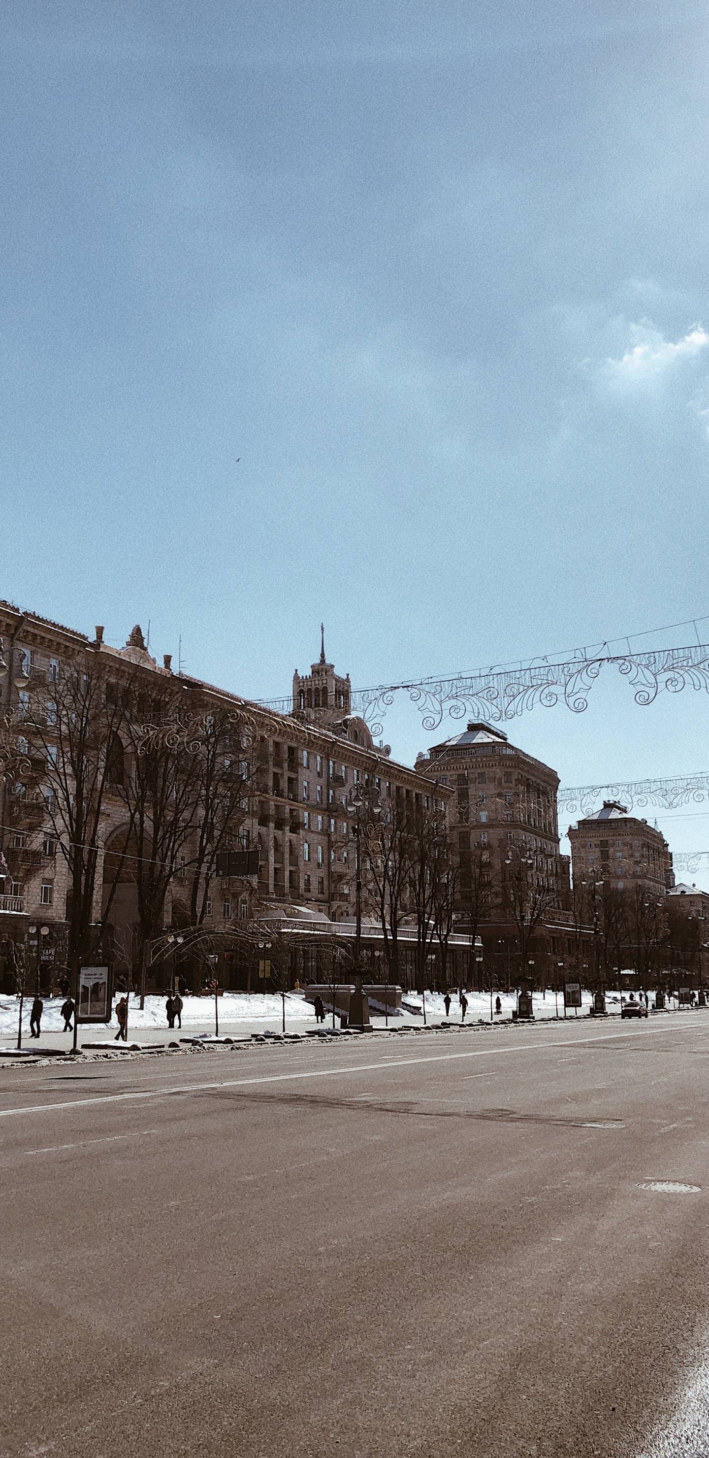 Обои дорожное покрытие, городок, город, общественное место, улица в разрешении 1440x2960