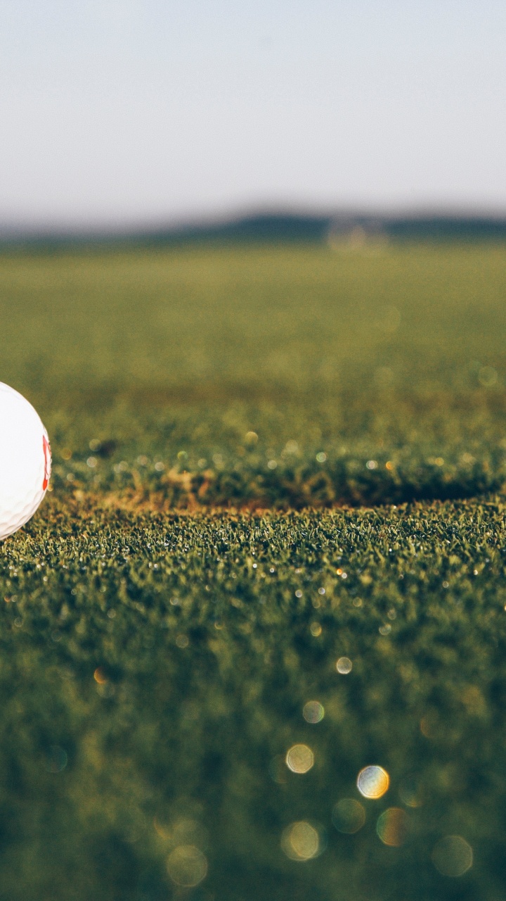 Обои спортивный инвентарь, тройник, мячик для гольфа, трава, гольф в разрешении 720x1280