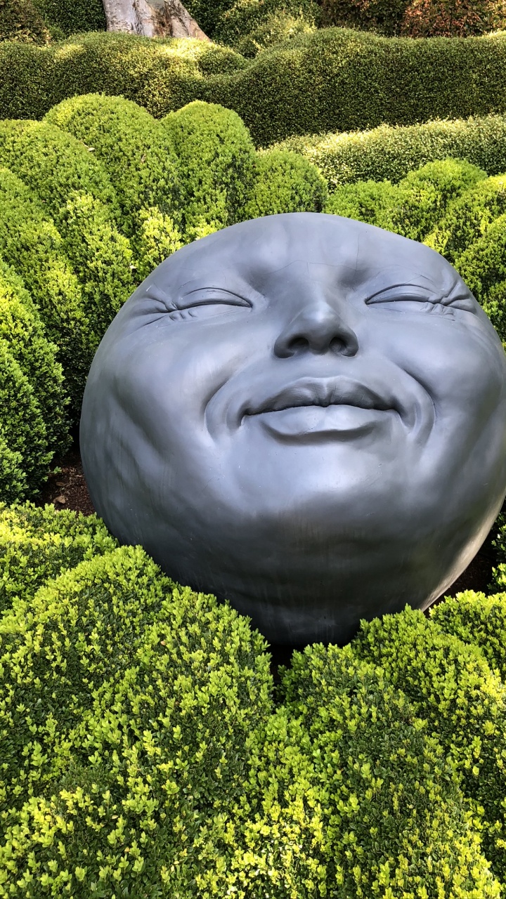 Обои статуя, сад, резьба по камню, растительность, скульптура в разрешении 720x1280