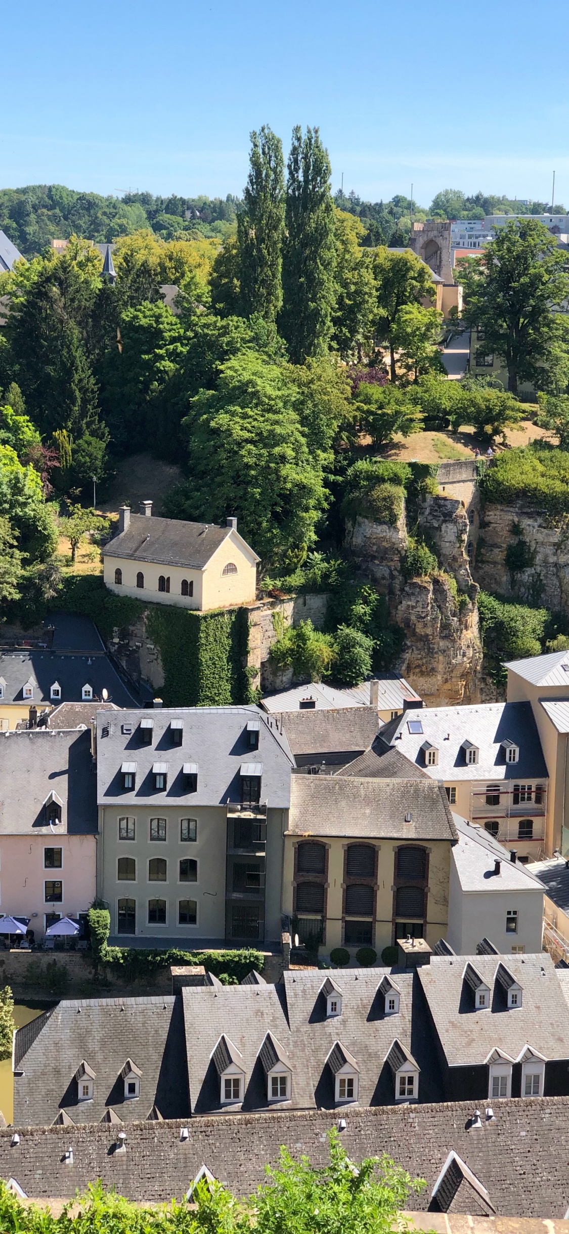 Обои горная деревня, недвижимость, биология, наука, окно в разрешении 1125x2436