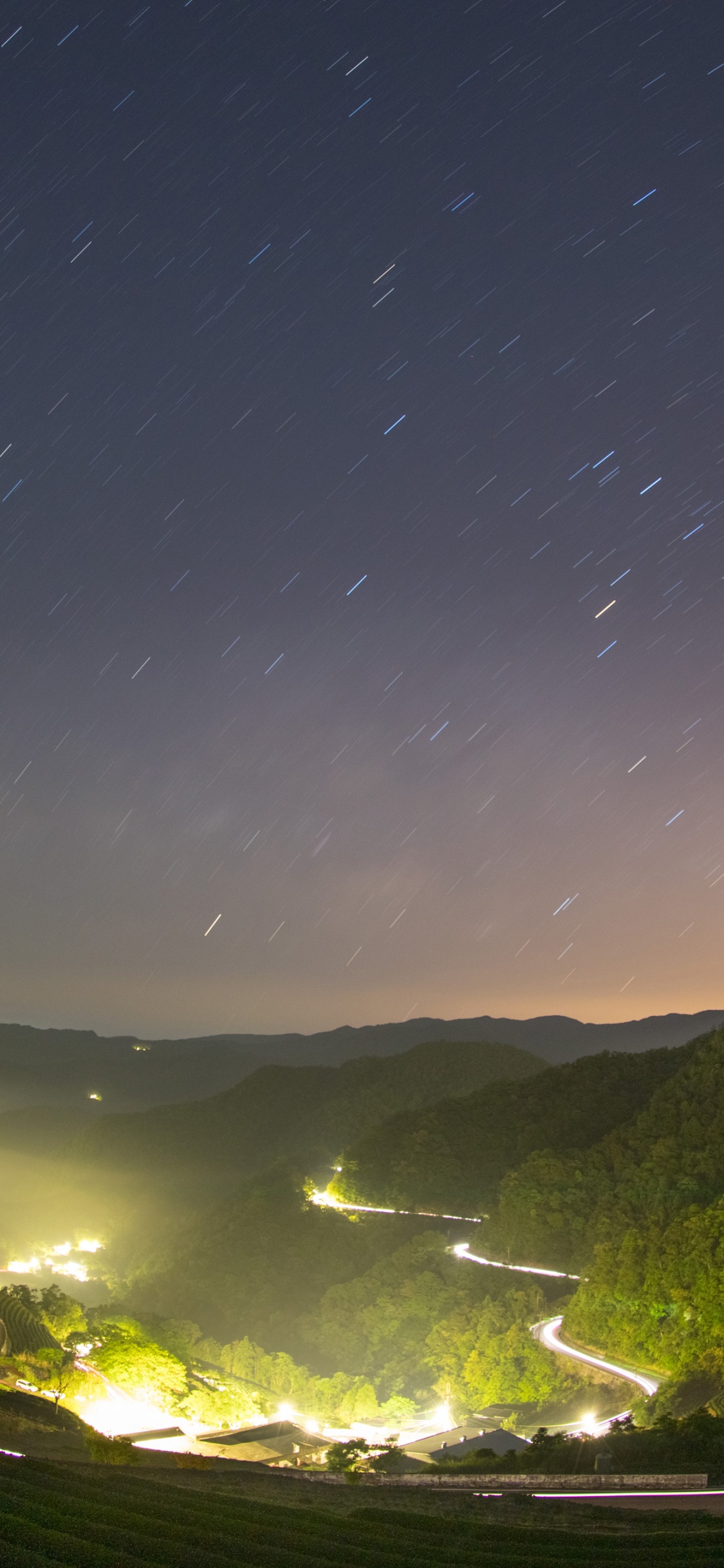 Обои нагорье, ночь, дерево, пейзаж, космическое пространство в разрешении 1125x2436
