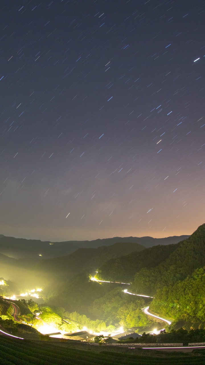 Обои нагорье, ночь, дерево, пейзаж, космическое пространство в разрешении 720x1280