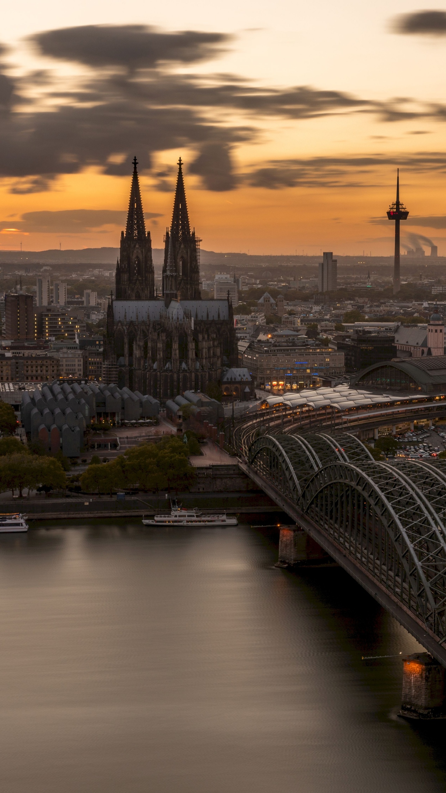 Обои Кельнский Собор, городской пейзаж, ориентир, город, реки в разрешении 1440x2560