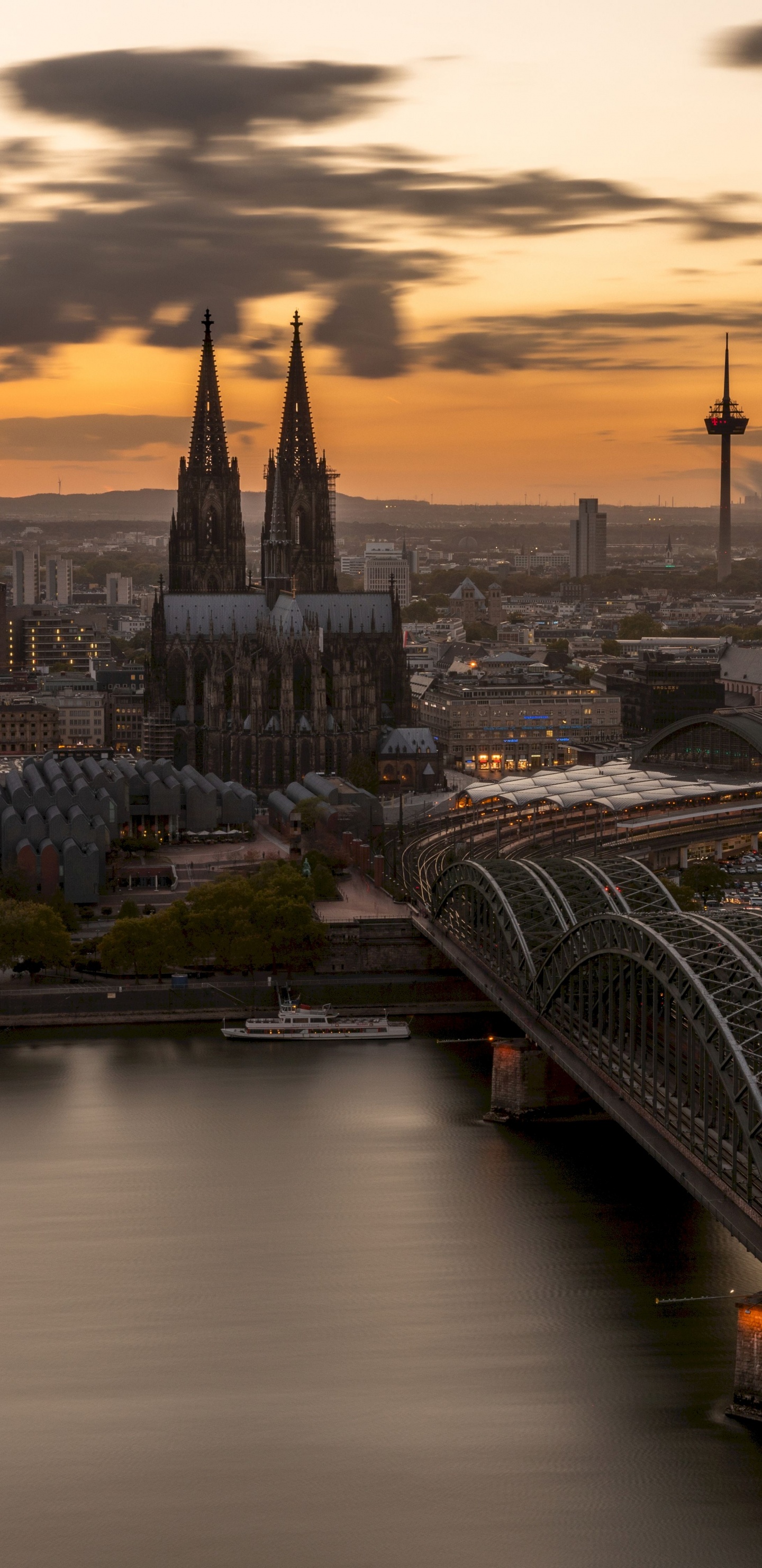 Обои Кельнский Собор, городской пейзаж, ориентир, город, реки в разрешении 1440x2960